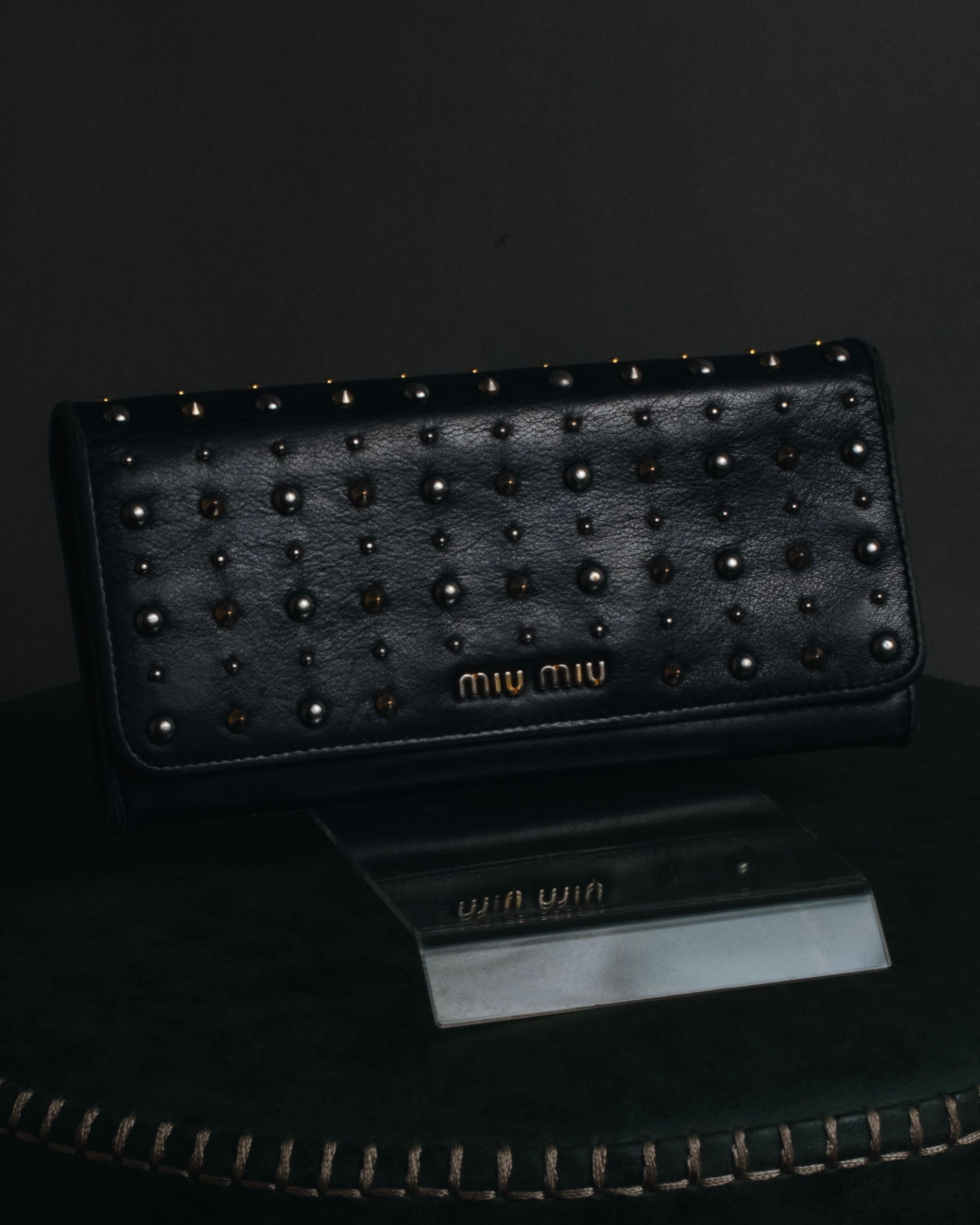 MIU MIU (ミュウミュウ) - スタッズ レザー フラップ 長財布 