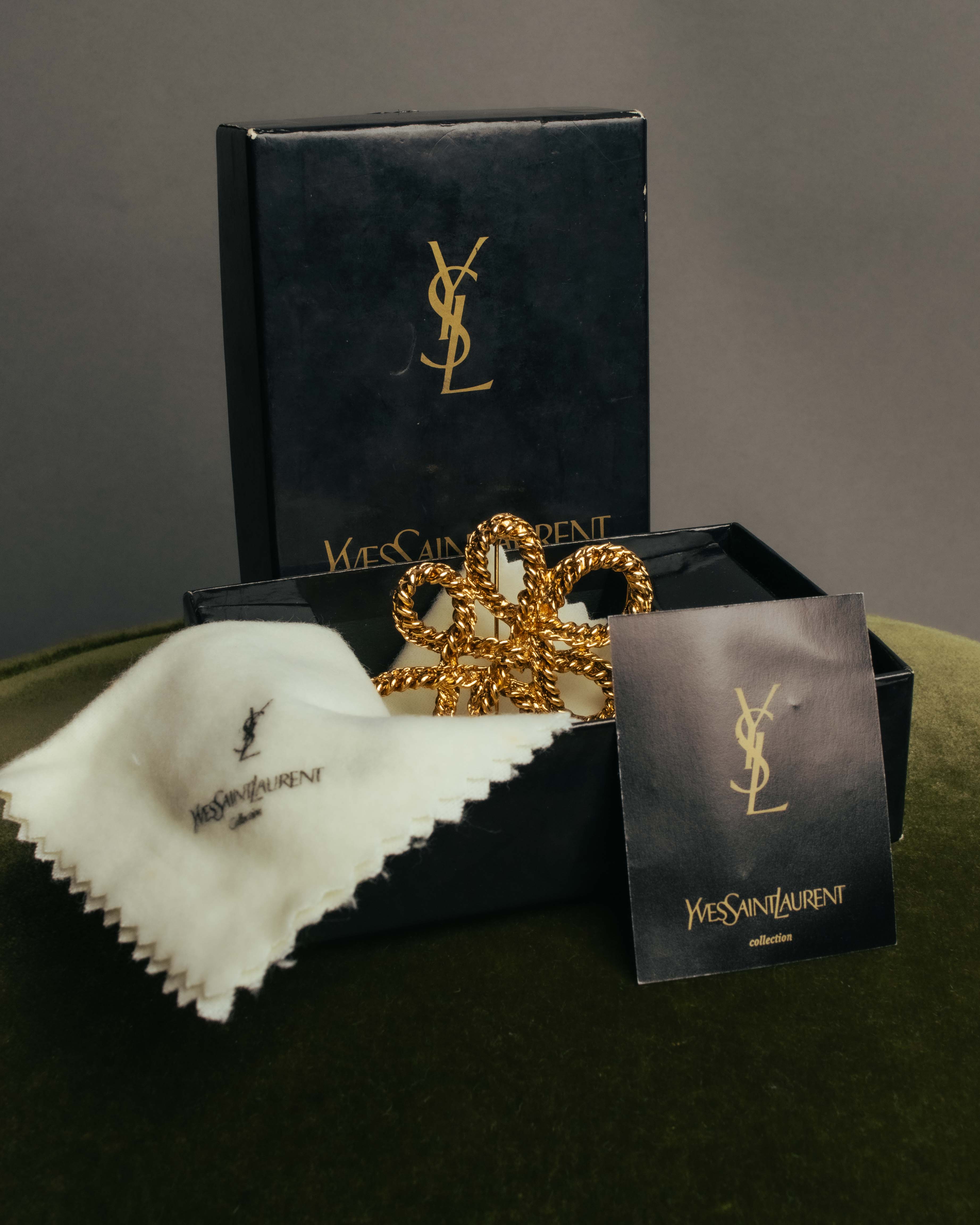 Yves Saint Laurent ヴィンテージ デザインブローチ 【公式通販】