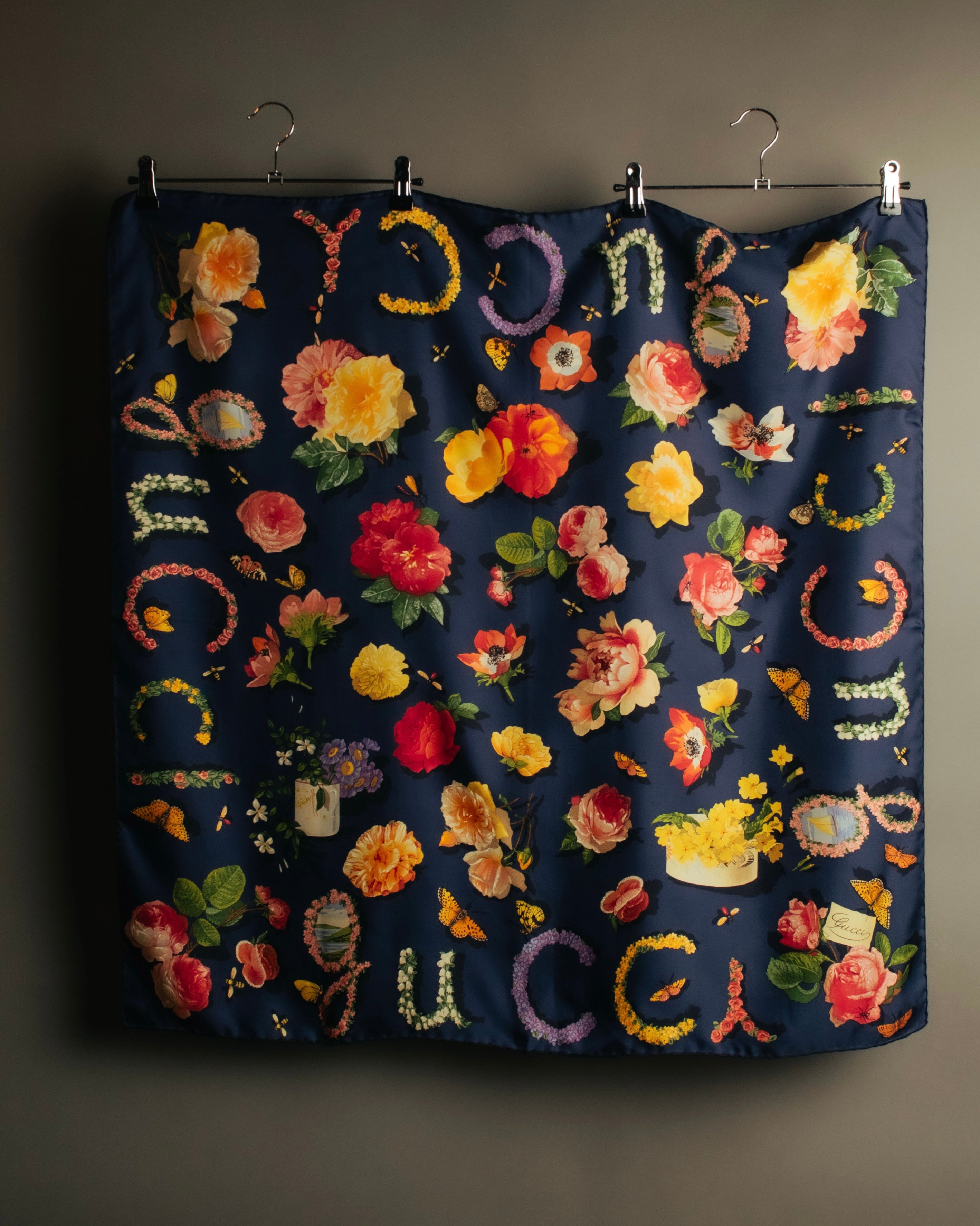極美品 GUCCI 香水 ハーブ シルクスカーフ 希少柄 絵画風 GUCCI” 90's-00's Flora logo silk scarf – MOOD