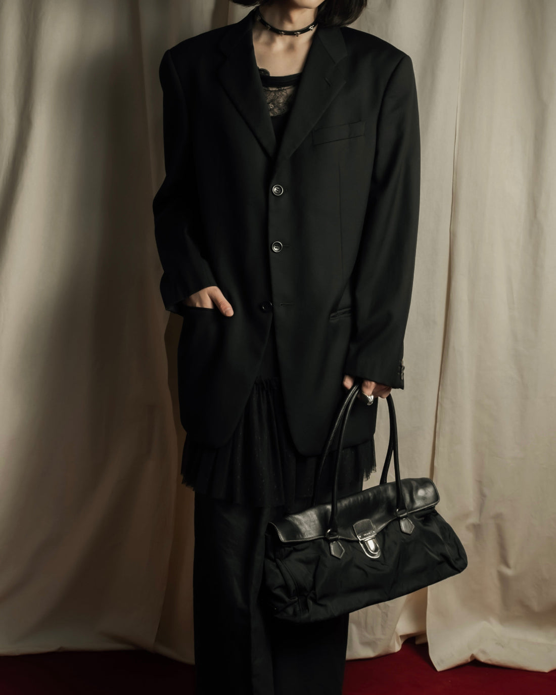 黒の説得力  “強く見せない強さ”。黒の階調・質感・比率でエレガンスを描くための物語