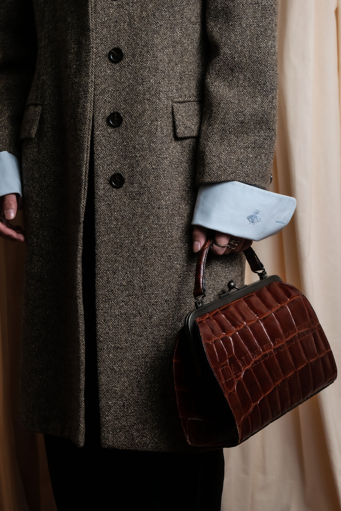 トップスを“内側の主役”にする――秋冬のコート／ジャケットに響くシャツ＆ニットの美学