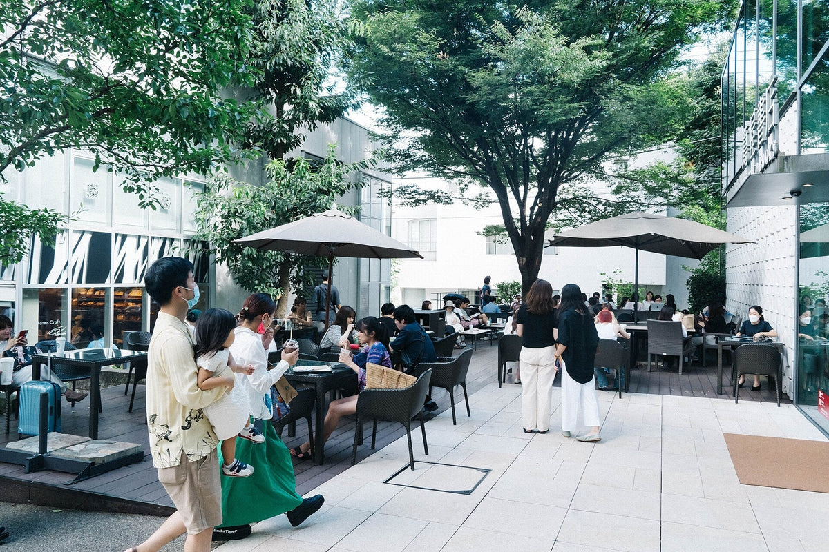代官山 T-SITE の木陰のテラス — Photo: Dick Thomas Johnson, CC BY 2.0