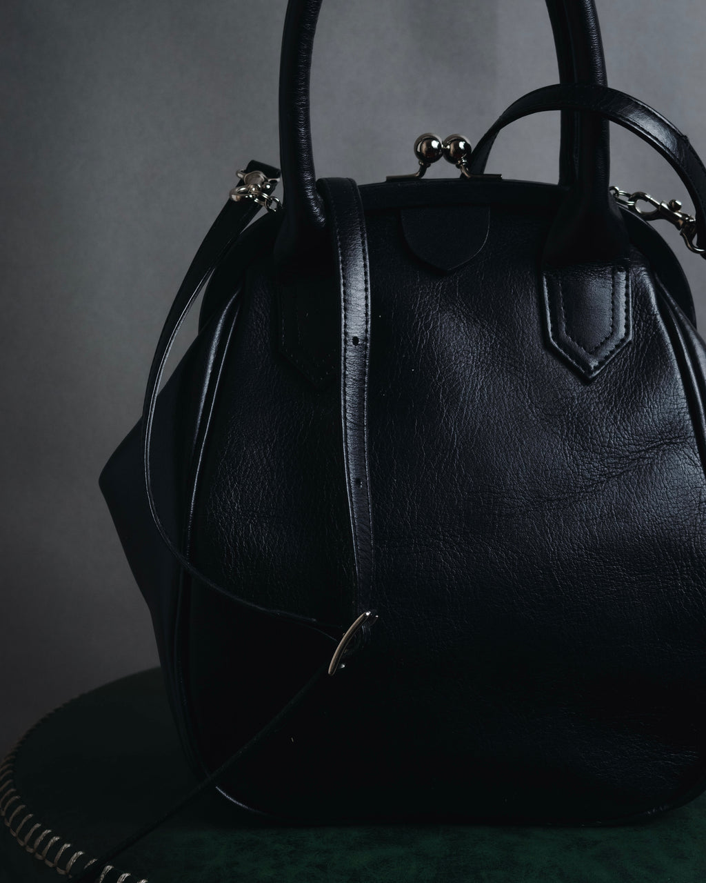 "Y’s" 22AW sculptural kiss-lock leather bag