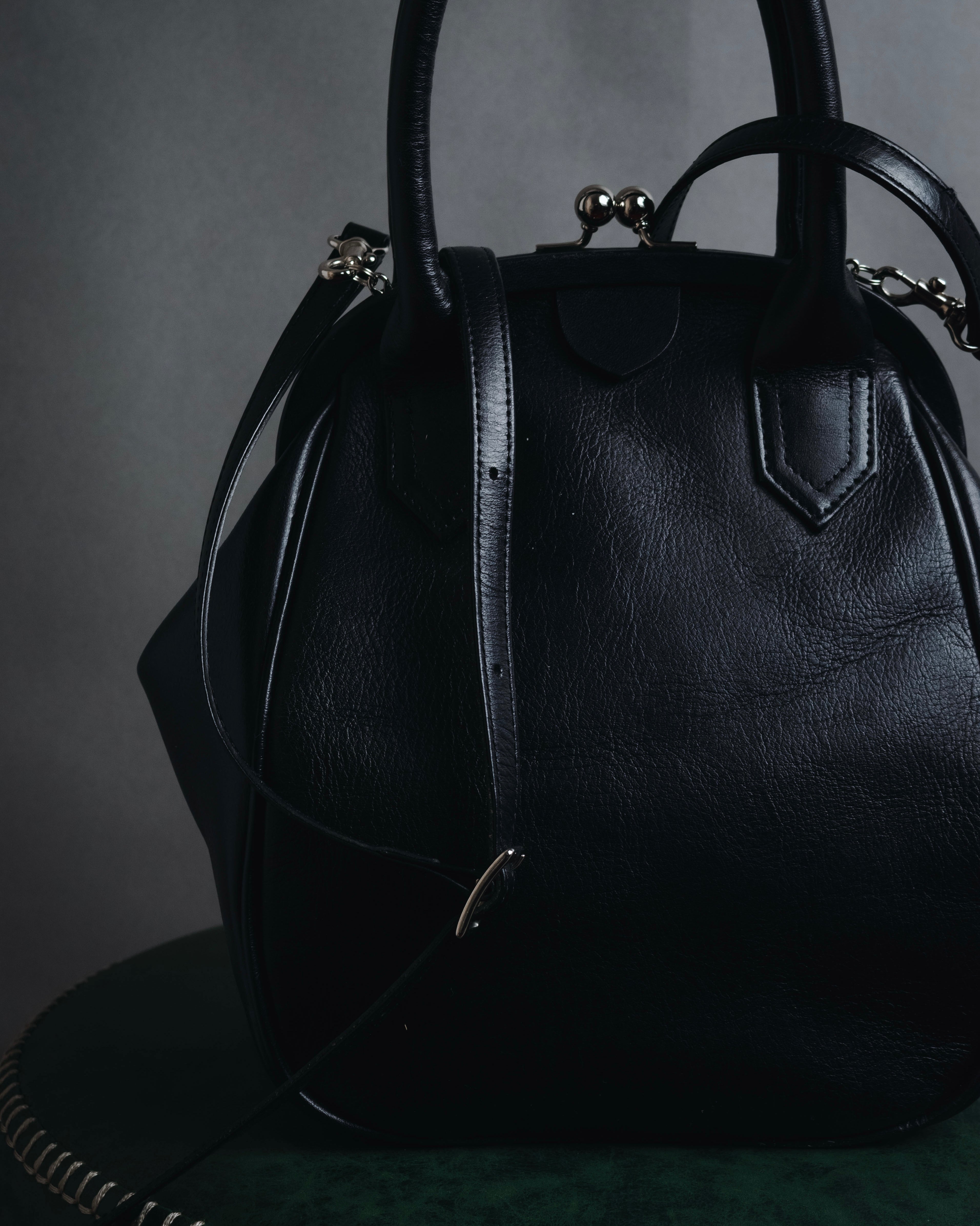 "Y’s" 22AW sculptural kiss-lock leather bag