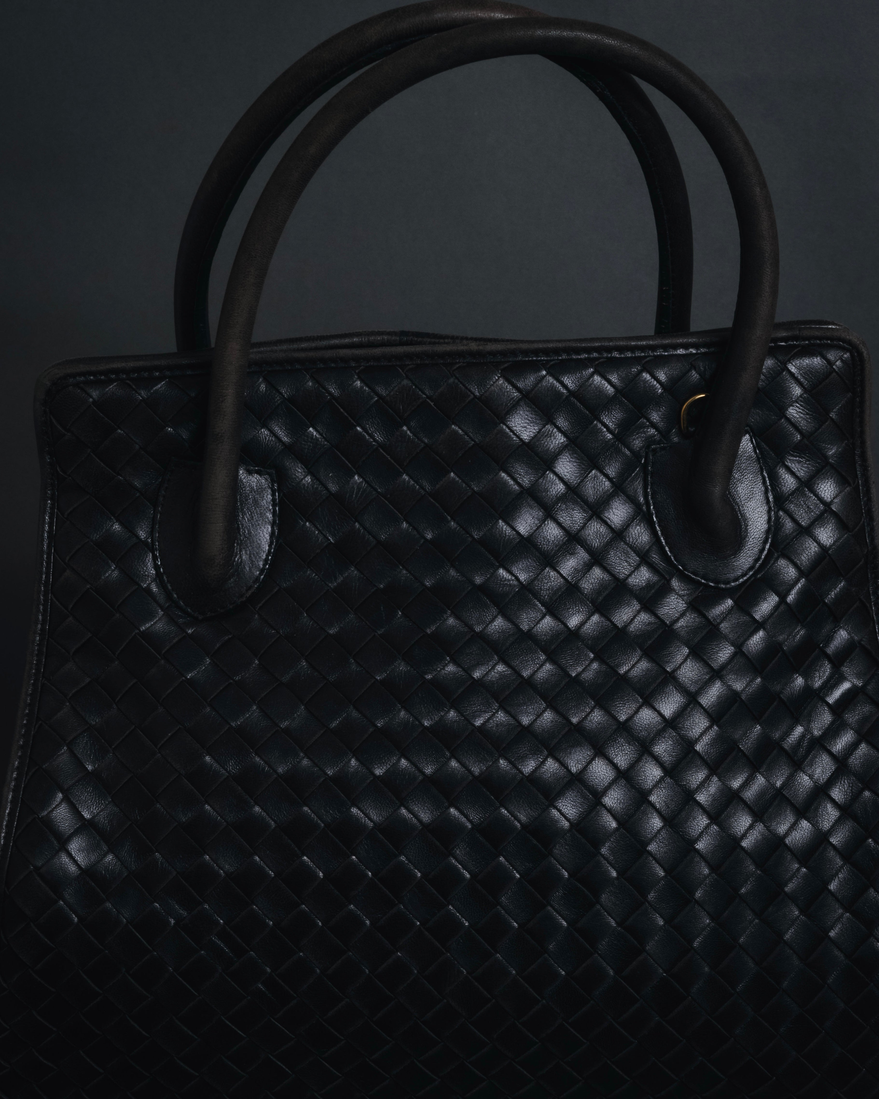 –SPECIAL– "BOTTEGA VENETA"
90’s-00’s intrecciato trapezoid handle bag