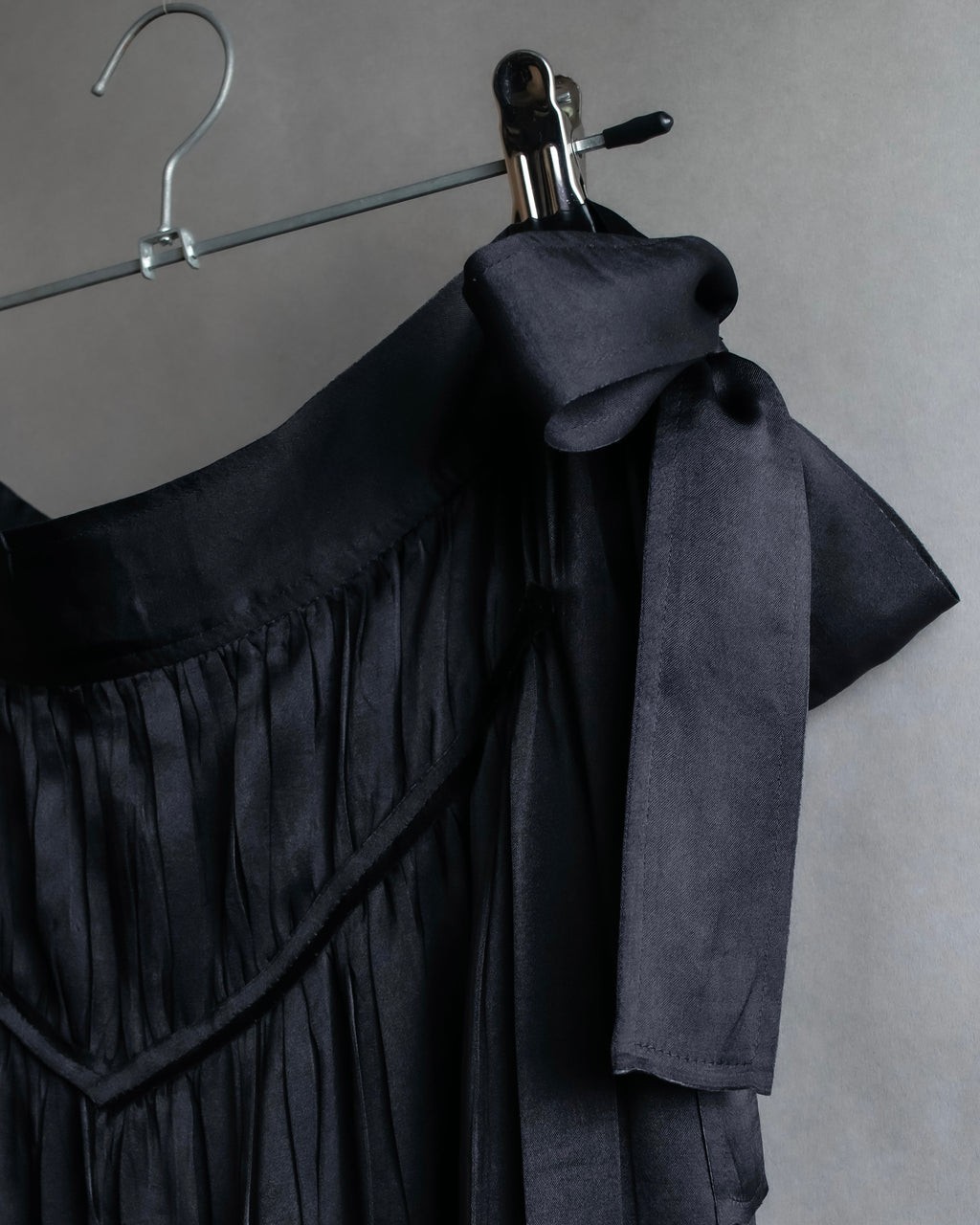 "ISSEY MIYAKE" Ribbon belt design pleats skirt