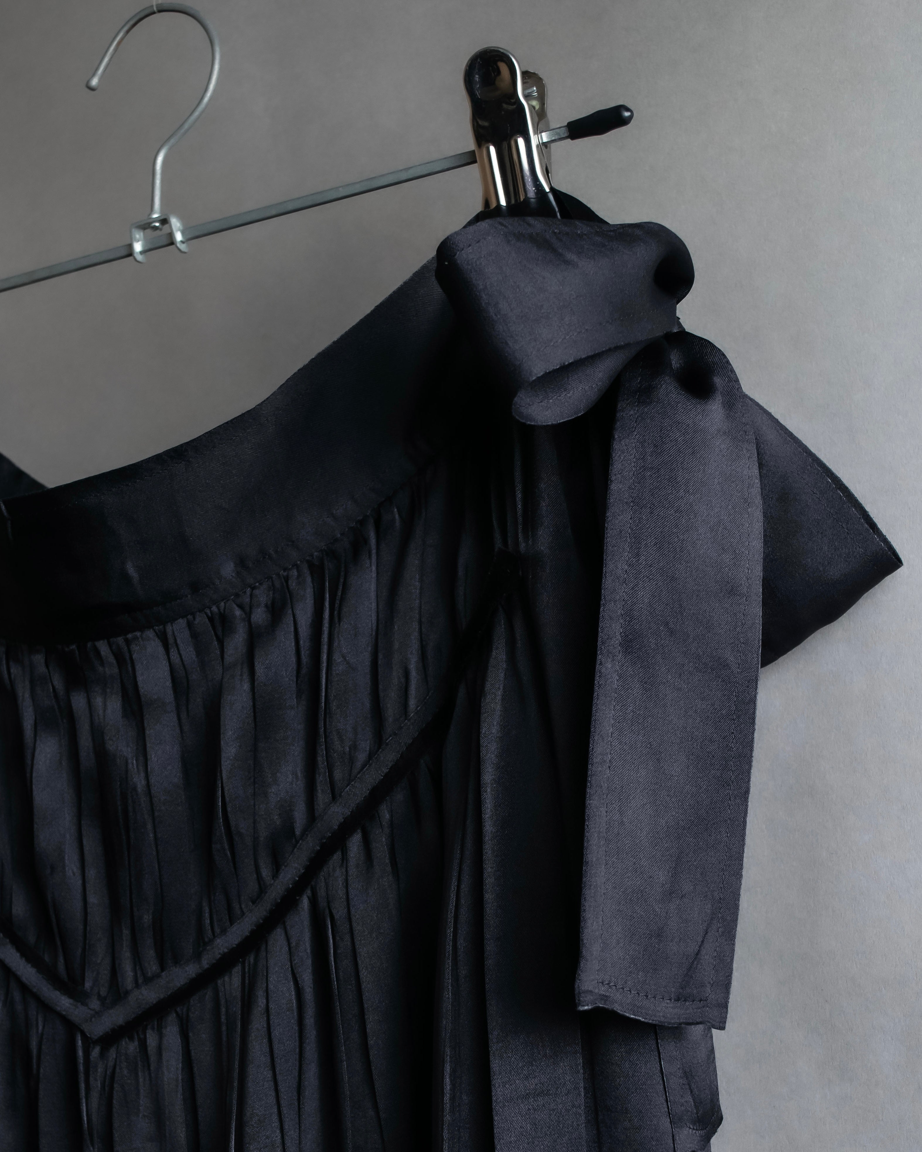 "ISSEY MIYAKE" Ribbon belt design pleats skirt