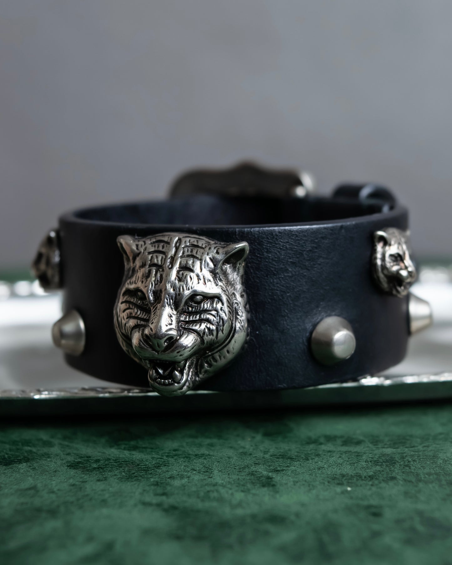 "GUCCI" Cat head motif stud design leather bracelet