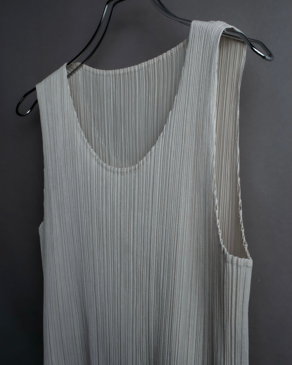 "PLEATS PLEASE ISSEY MIYAKE" Off-white tank top