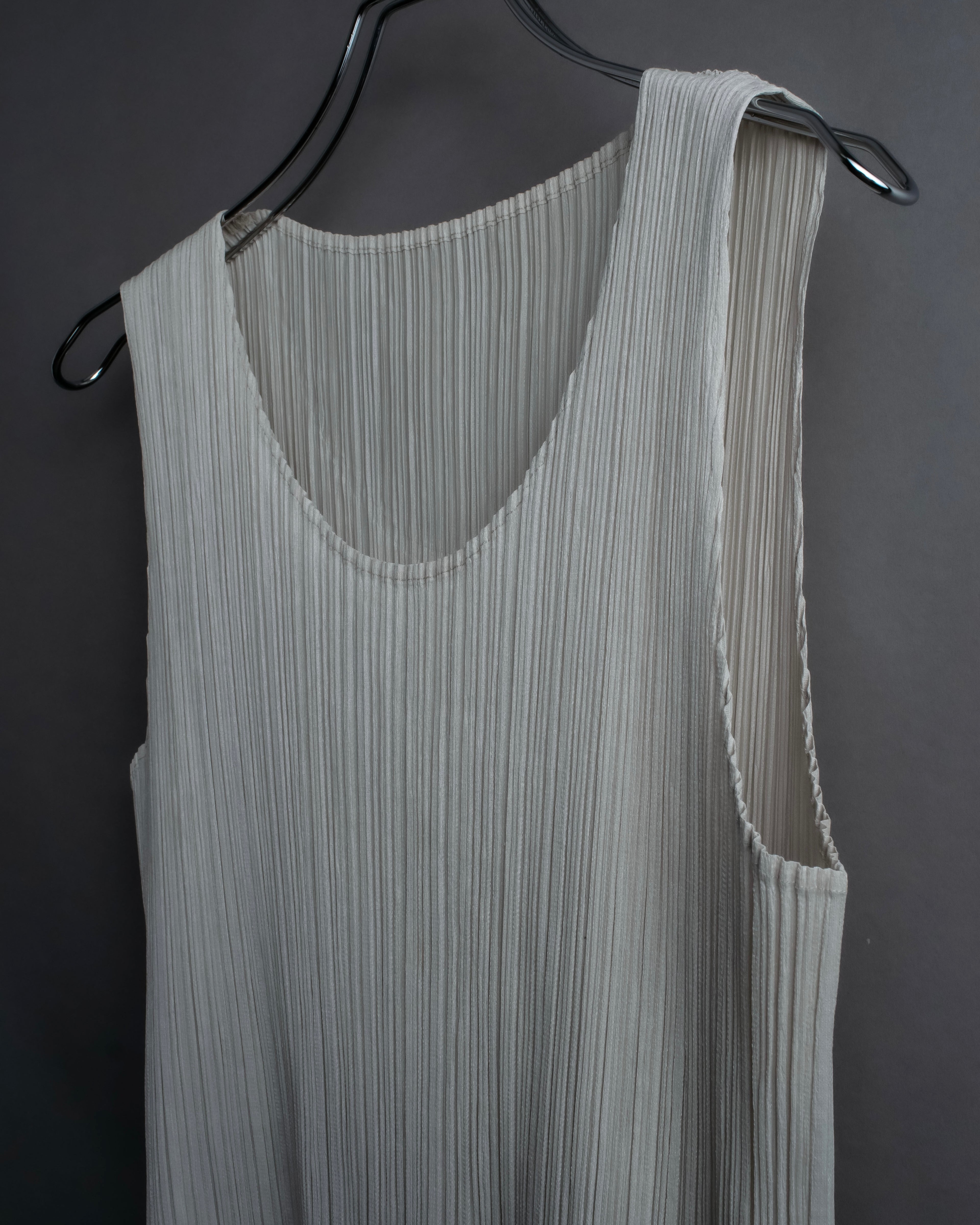 "PLEATS PLEASE ISSEY MIYAKE" Off-white tank top
