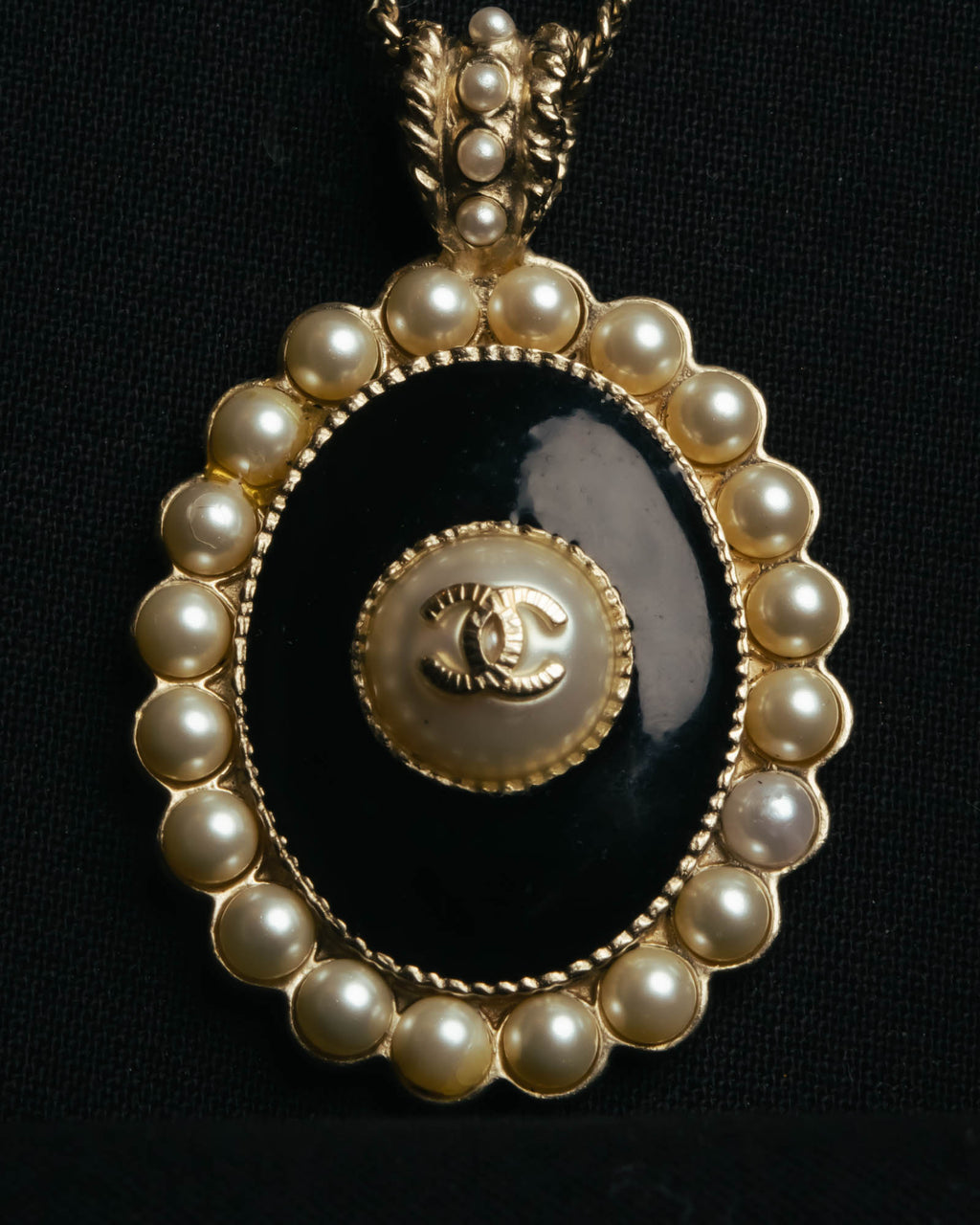 -SPECIAL- “CHANEL” 2017 Cruise Collection Pearl trimmed black pendant necklace