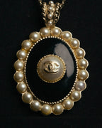 -SPECIAL- “CHANEL” 2017 Cruise Collection Pearl trimmed black pendant necklace