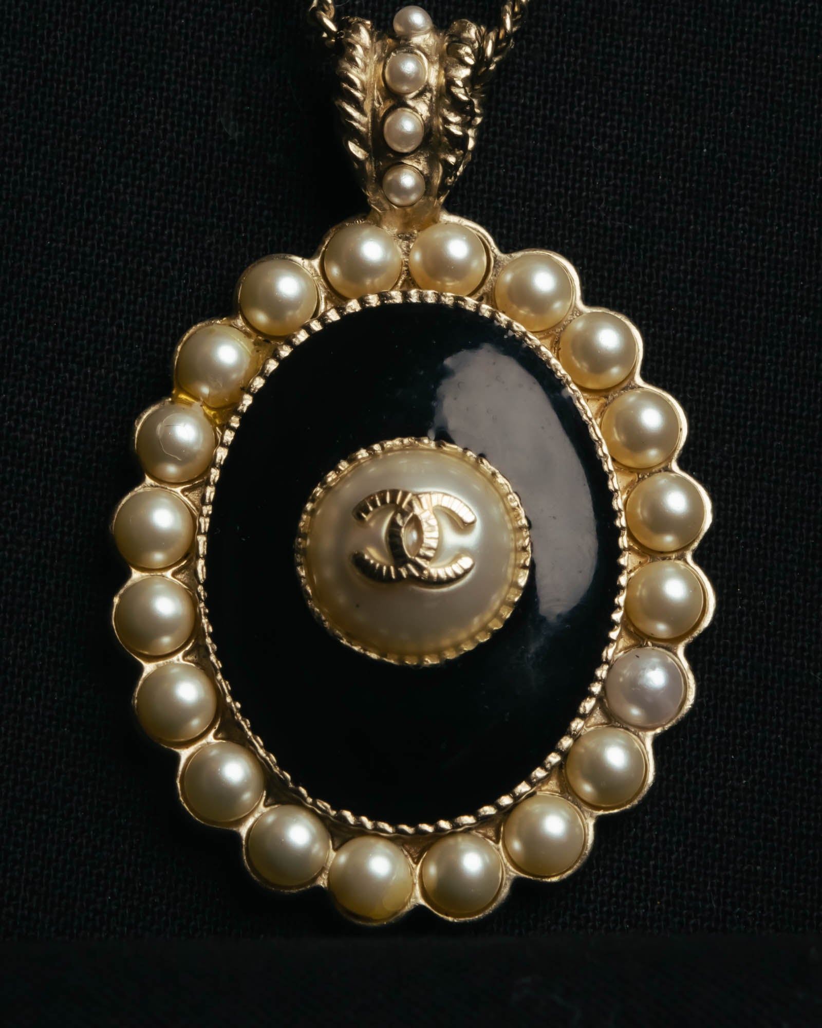 -SPECIAL- “CHANEL” 2017 Cruise Collection Pearl trimmed black pendant necklace