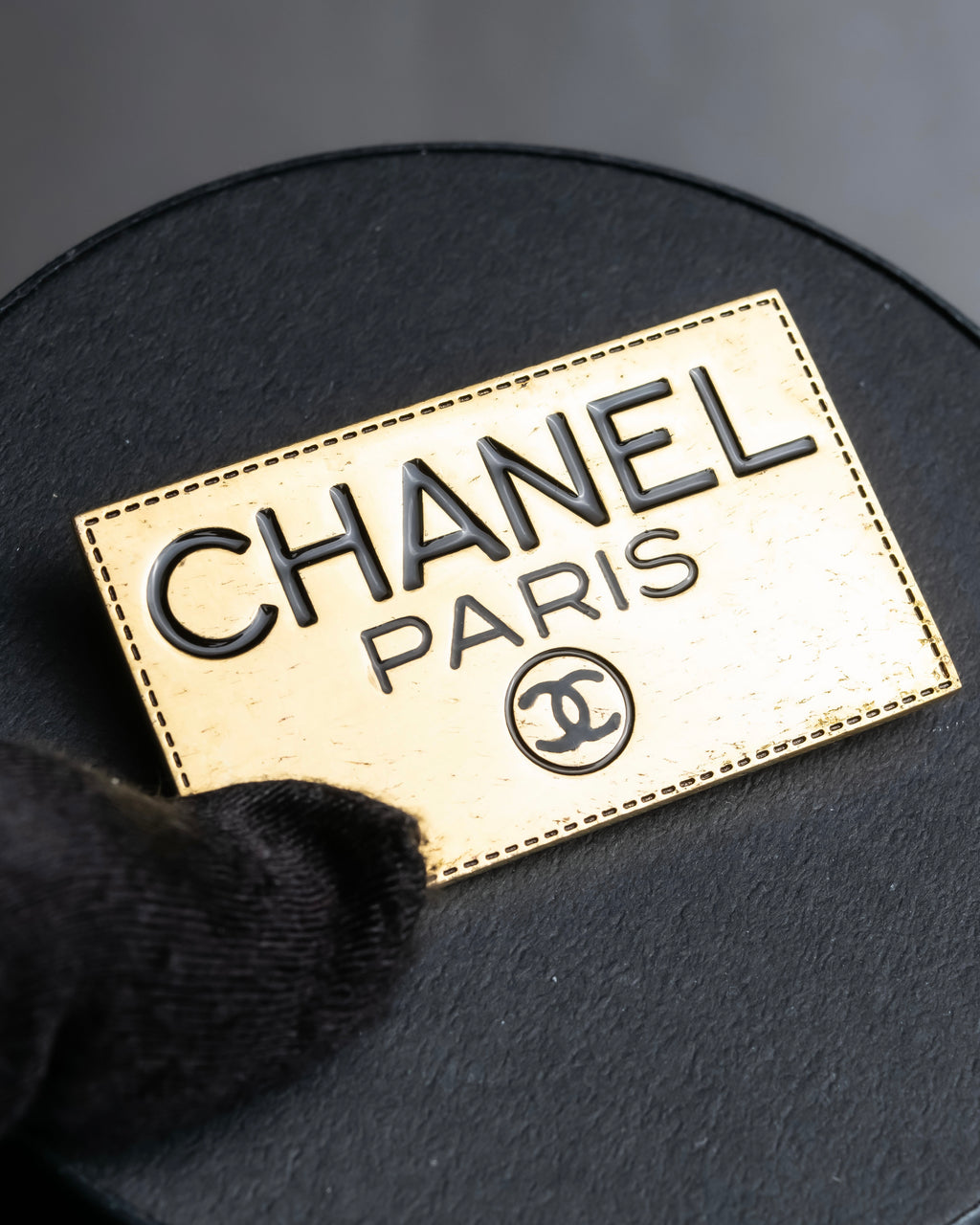 "CHANEL" Logo engraved gold plate brooch