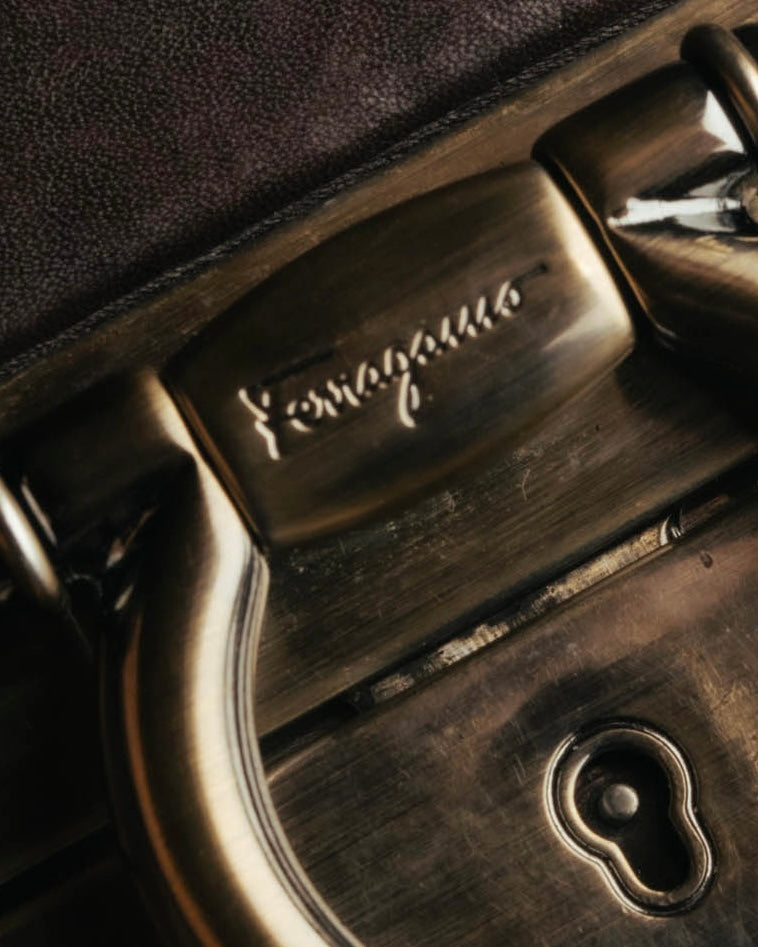 -SPECIAL- “Salvatore Ferragamo” 00’s-10’s Leather scale appliqué gancini shoulder bag