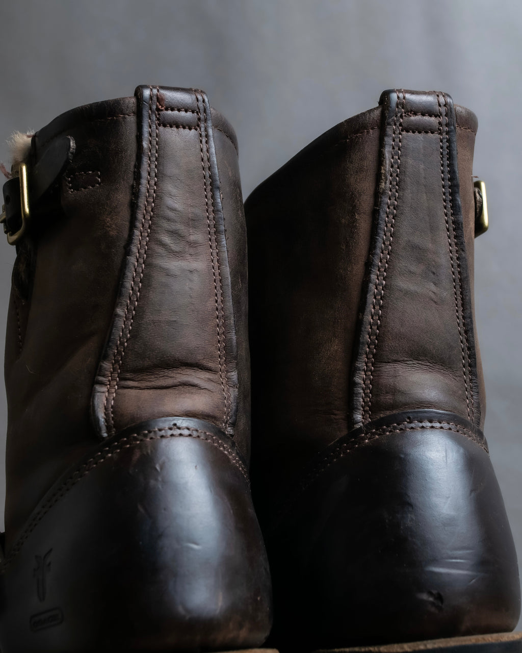 "COACH×FRYE" Brass buckle design shearling lined biker boots