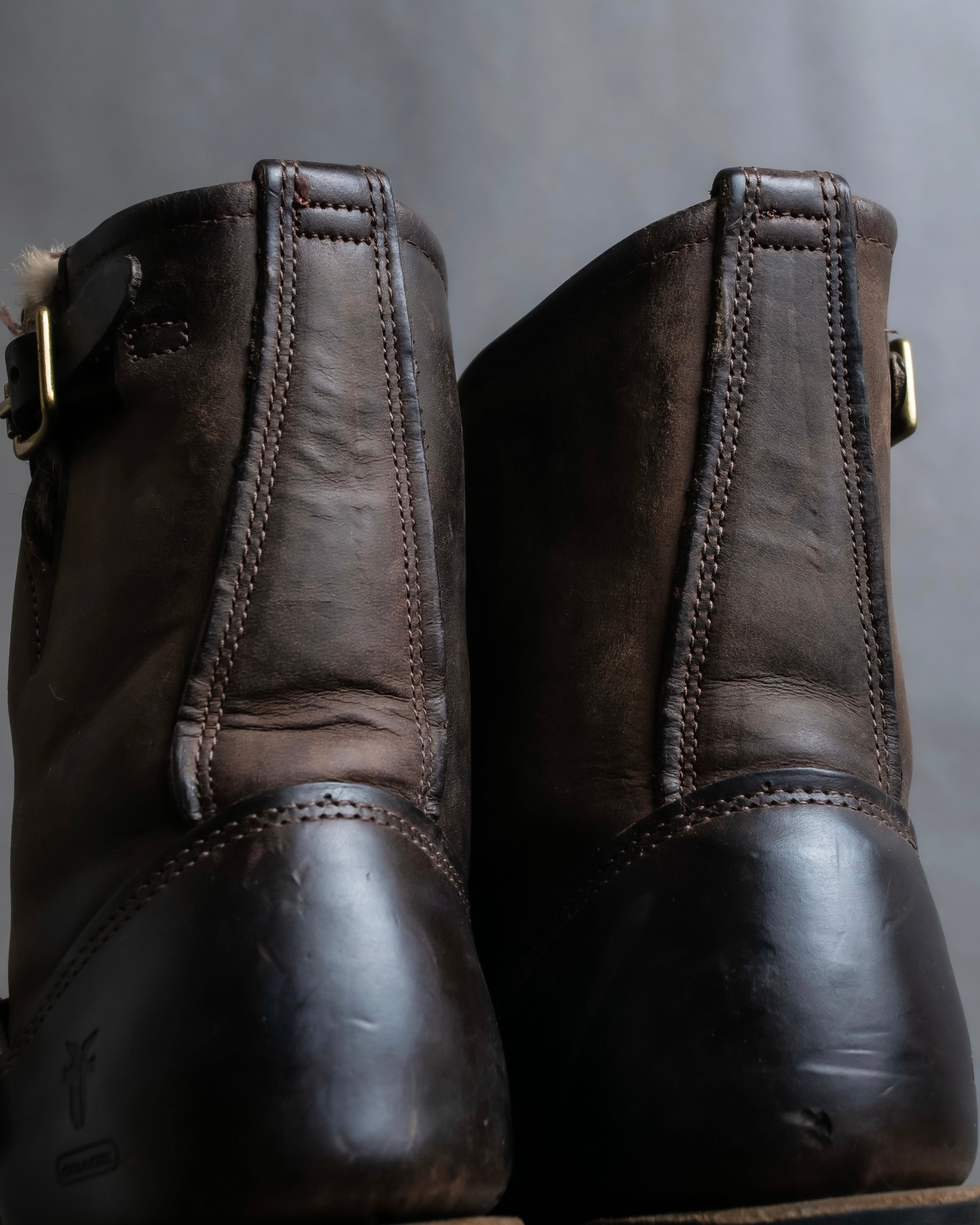 "COACH×FRYE" Brass buckle design shearling lined biker boots