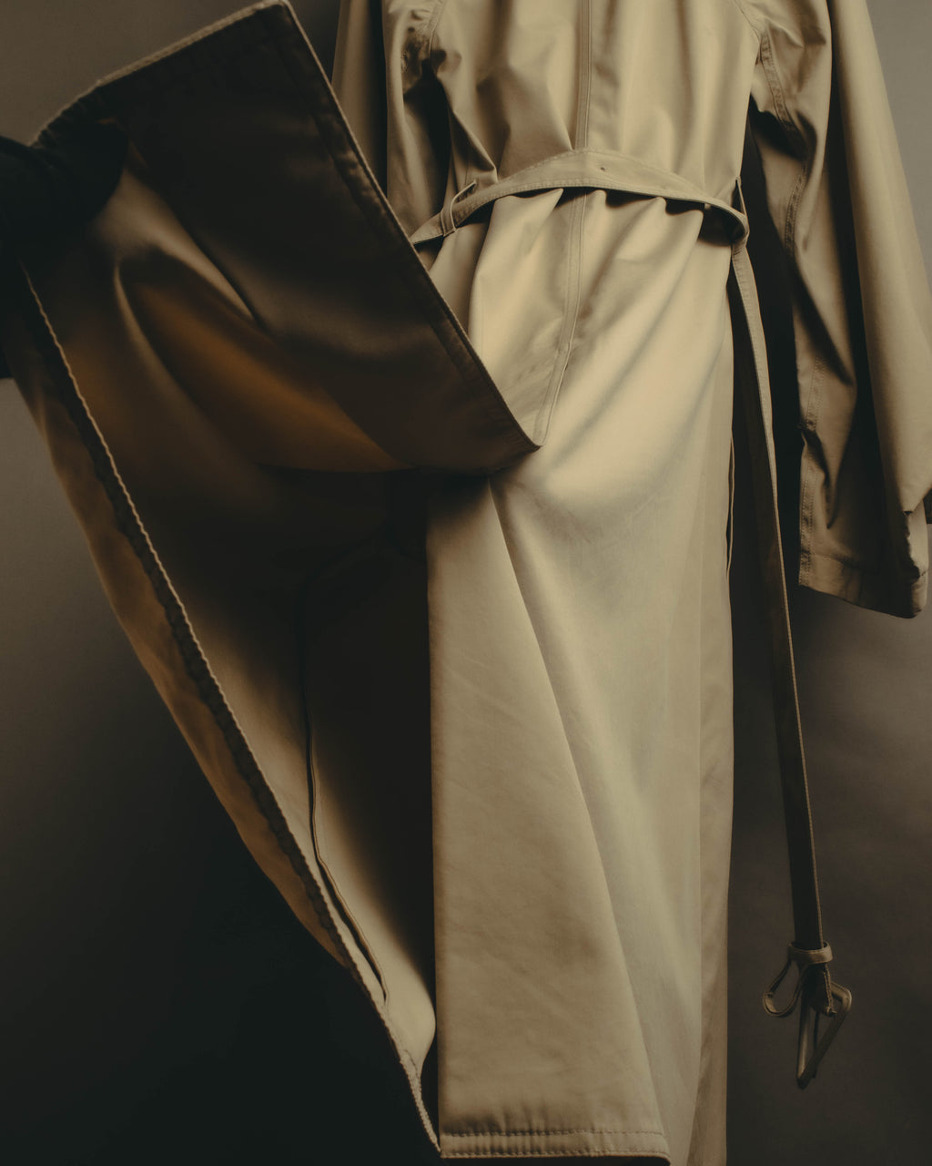 –SPECIAL– “BOTTEGA VENETA” 2020-21AW Sculptural cape-sleeve belted trench coat