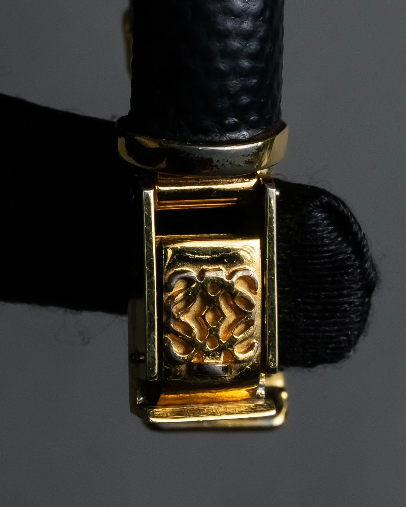 "LOEWE" 90's Square forum relief design watch