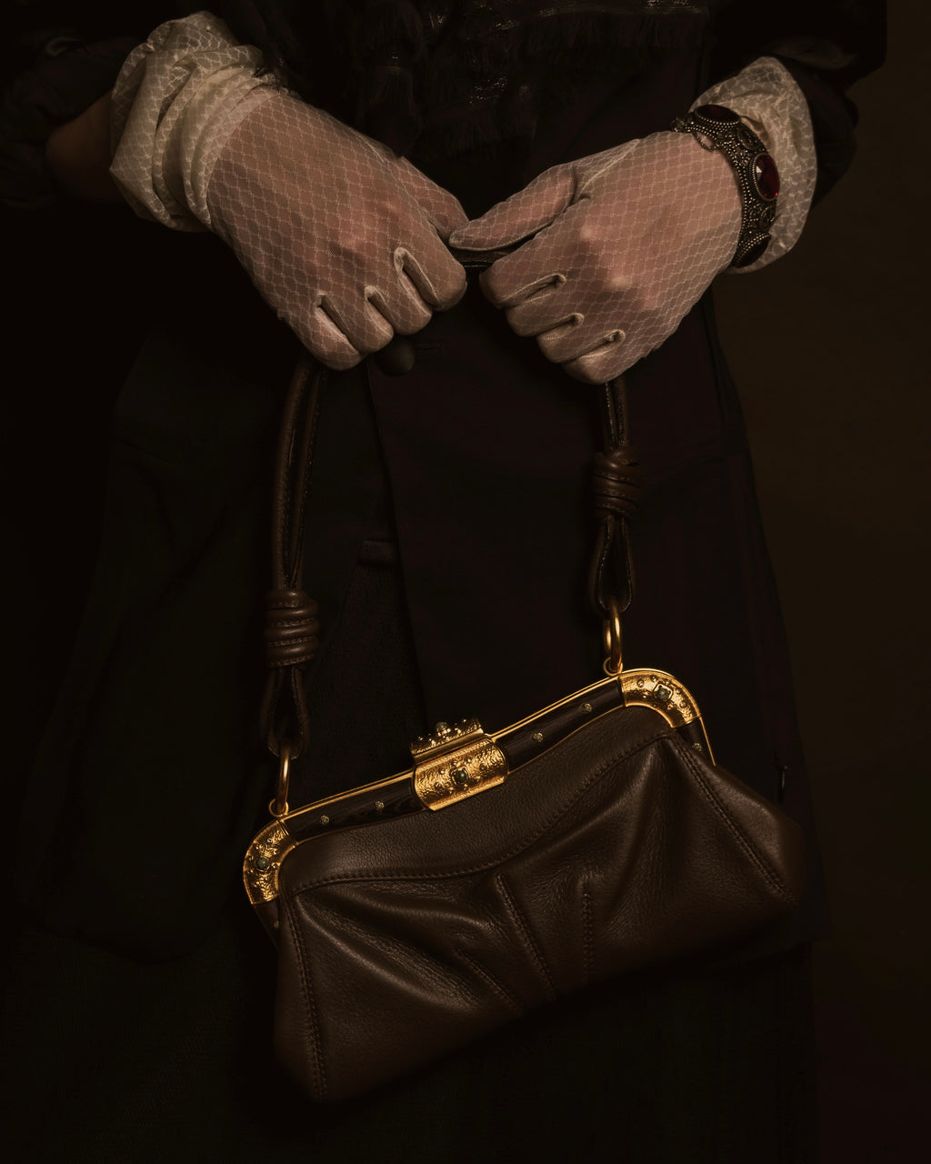 –SPECIAL– "VALENTINO GARAVANI"
00’s Jeweled frame leather bag