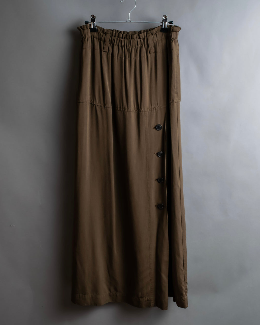 "ISSEY MIYAKE" Gathered waist detail button slide flared skirt