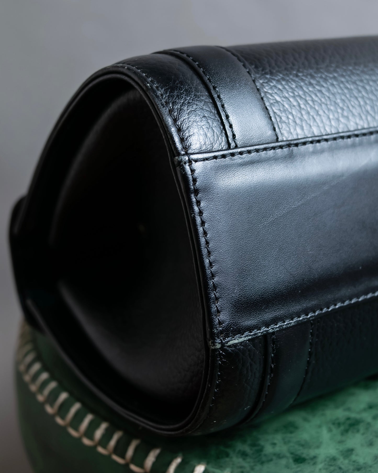 "BURBERRYS" Cylindrical design logo engraved leather one handle bag