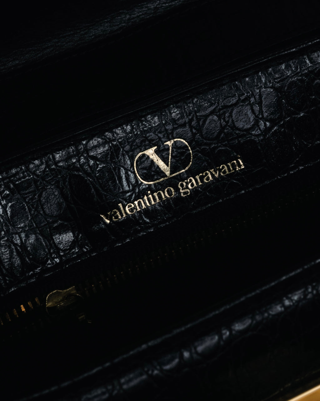 –SPECIAL– "Valentino Garavani"
1985-95 Croc embossed trapezoid top handle bag