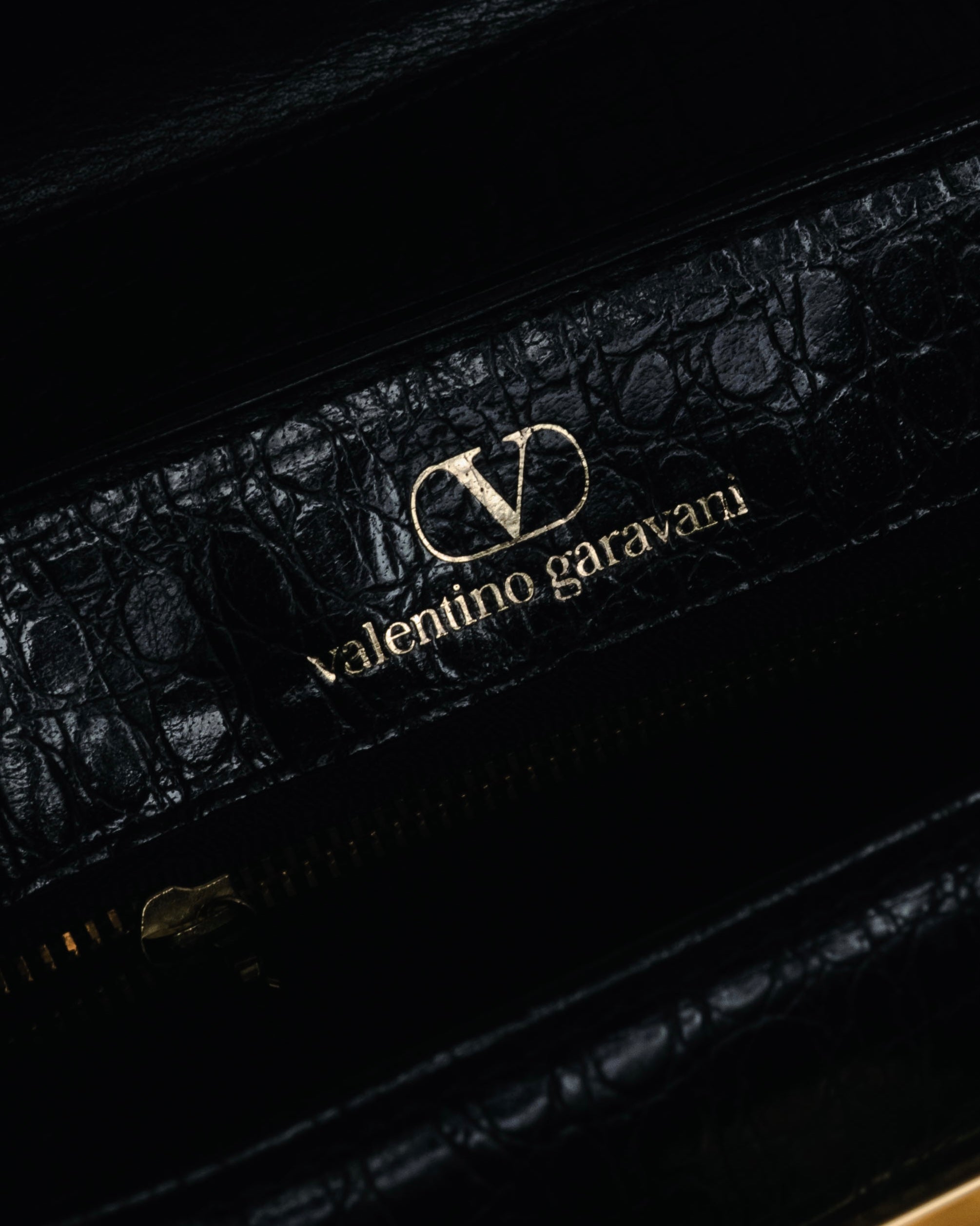 –SPECIAL– "Valentino Garavani"
1985-95 Croc embossed trapezoid top handle bag