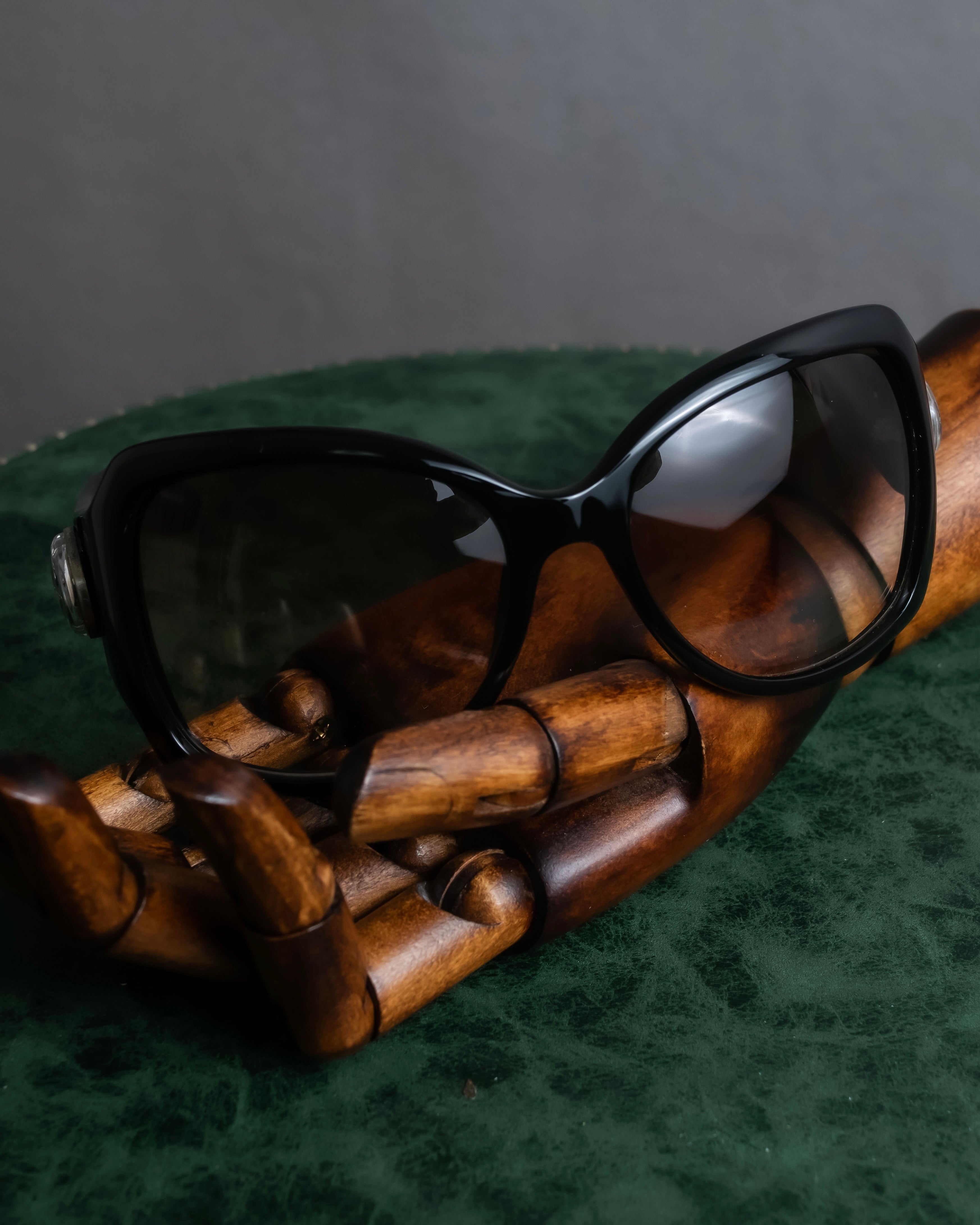 "GUCCI" Butterfly frame GG logo engraved sunglasses