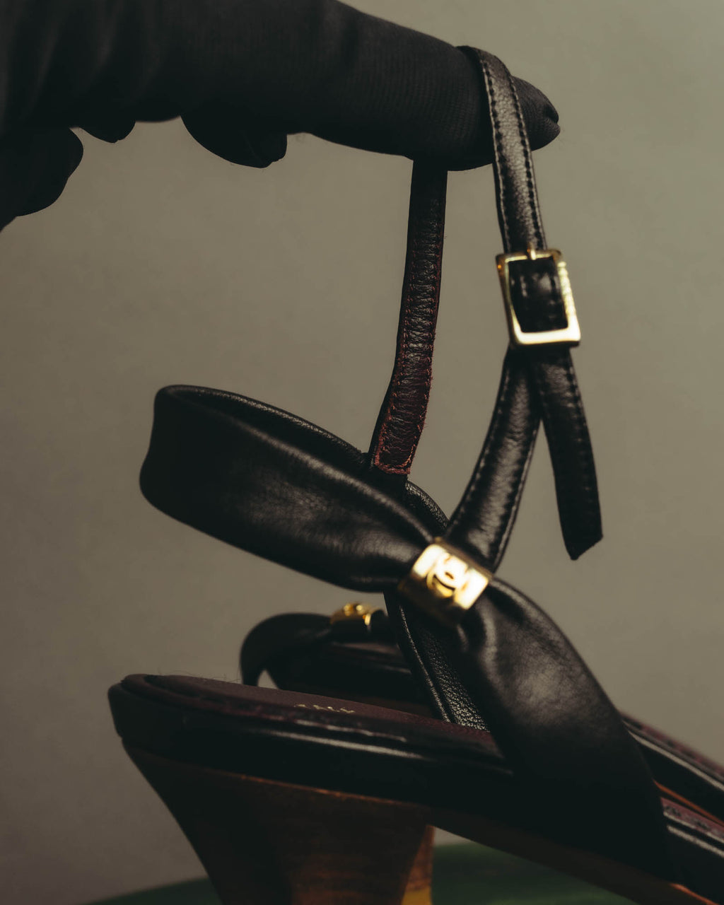 "CHANEL" 90's-00's Bow leather ankle strap sandals
