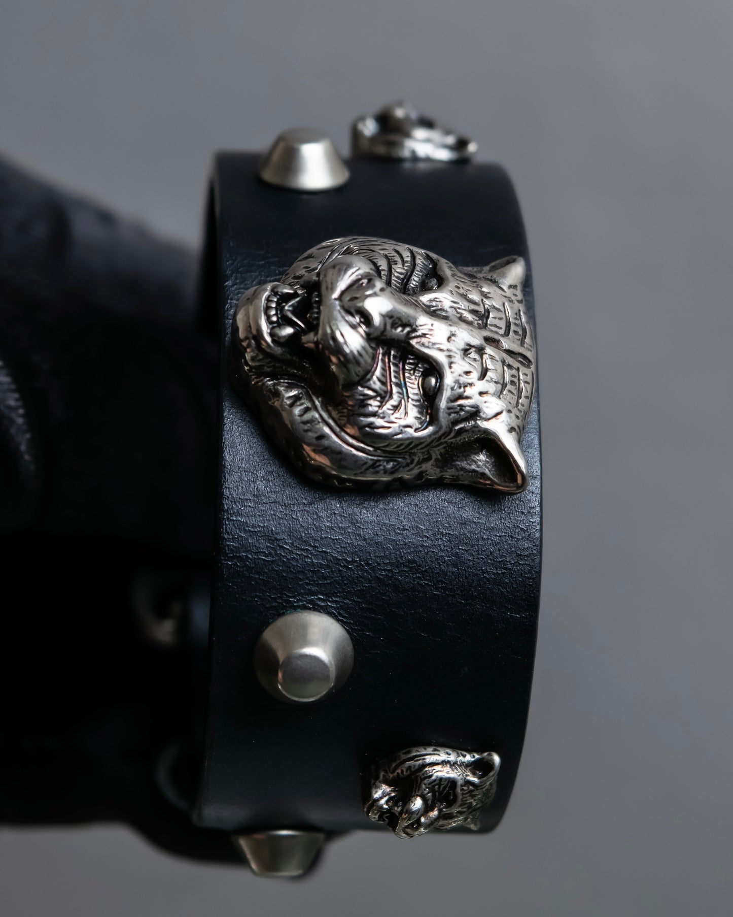 "GUCCI" Cat head motif stud design leather bracelet