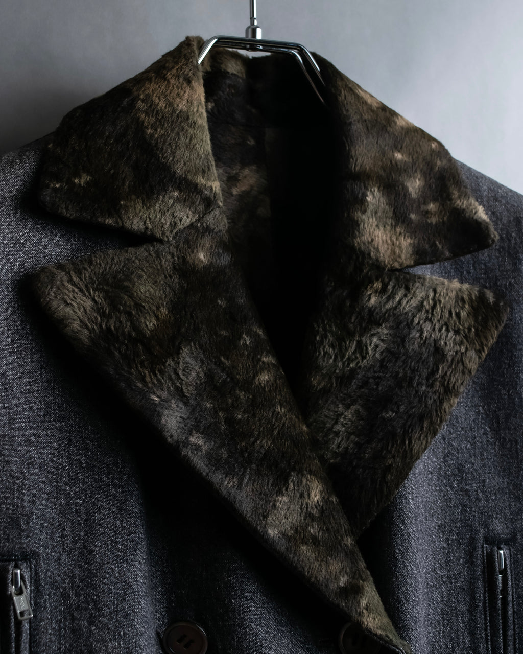 "tricot COMME des GARCONS" 
Double-breasted reversible fur tailored coat