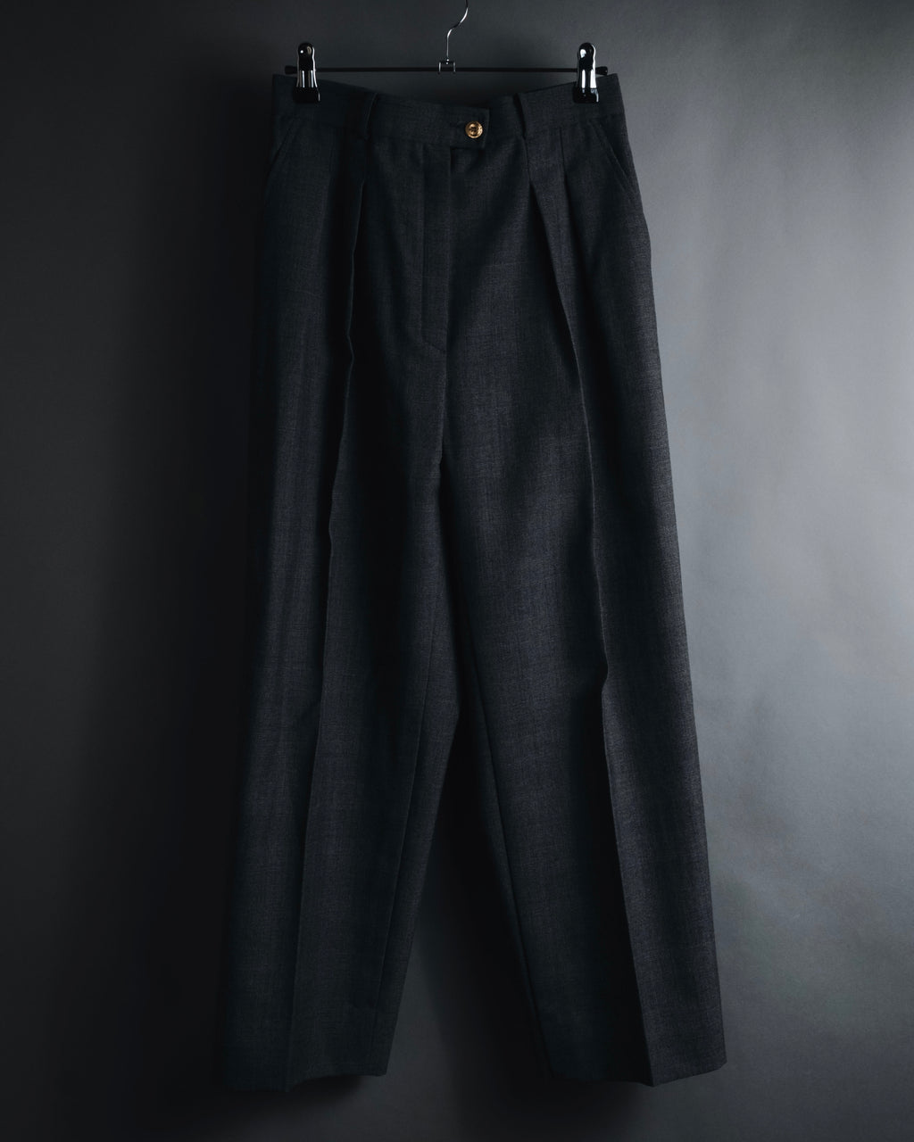 "CHANEL" high-waisted pleated trousers with signature gold button