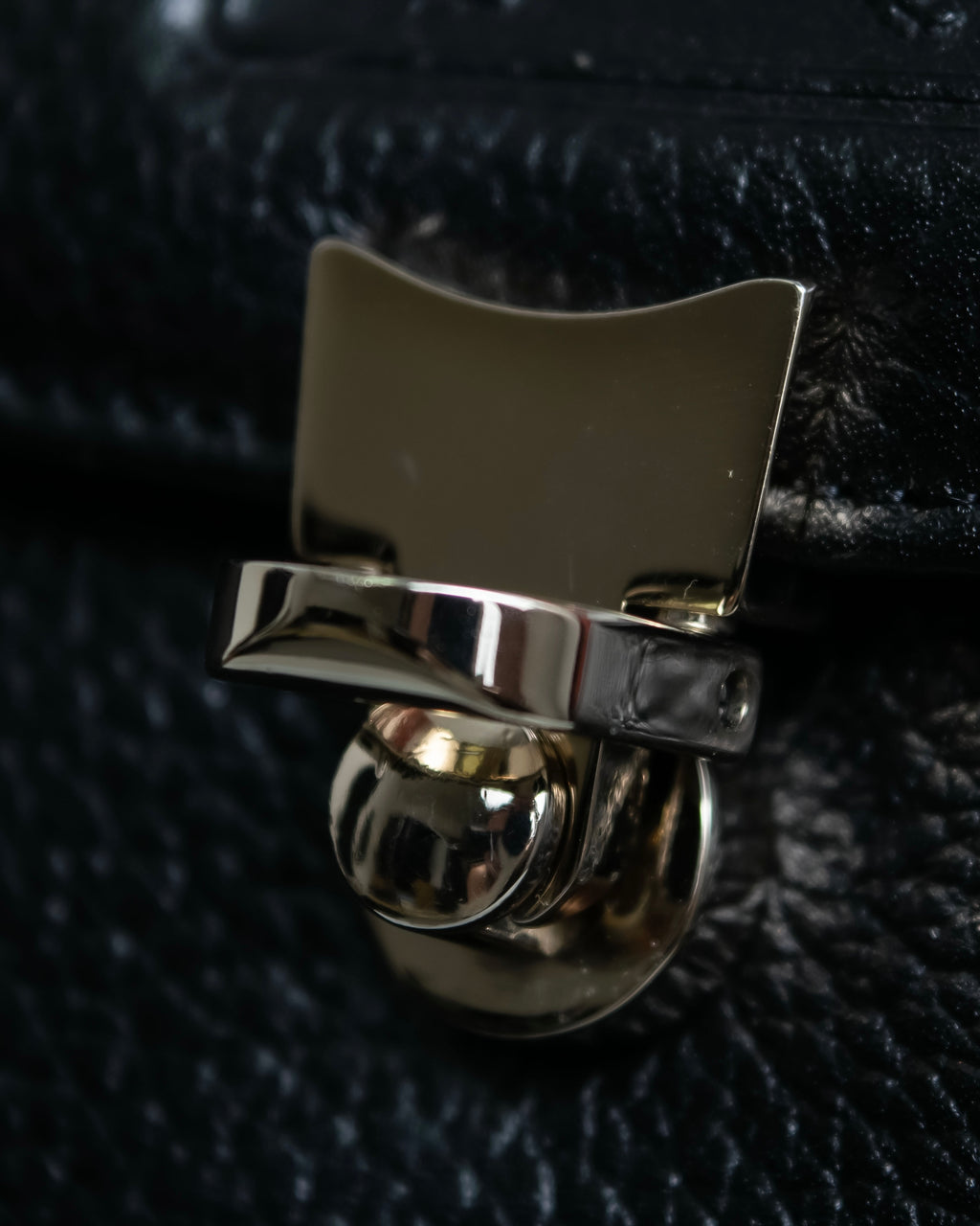 "BURBERRYS" Cylinder shaped leather one handle bag