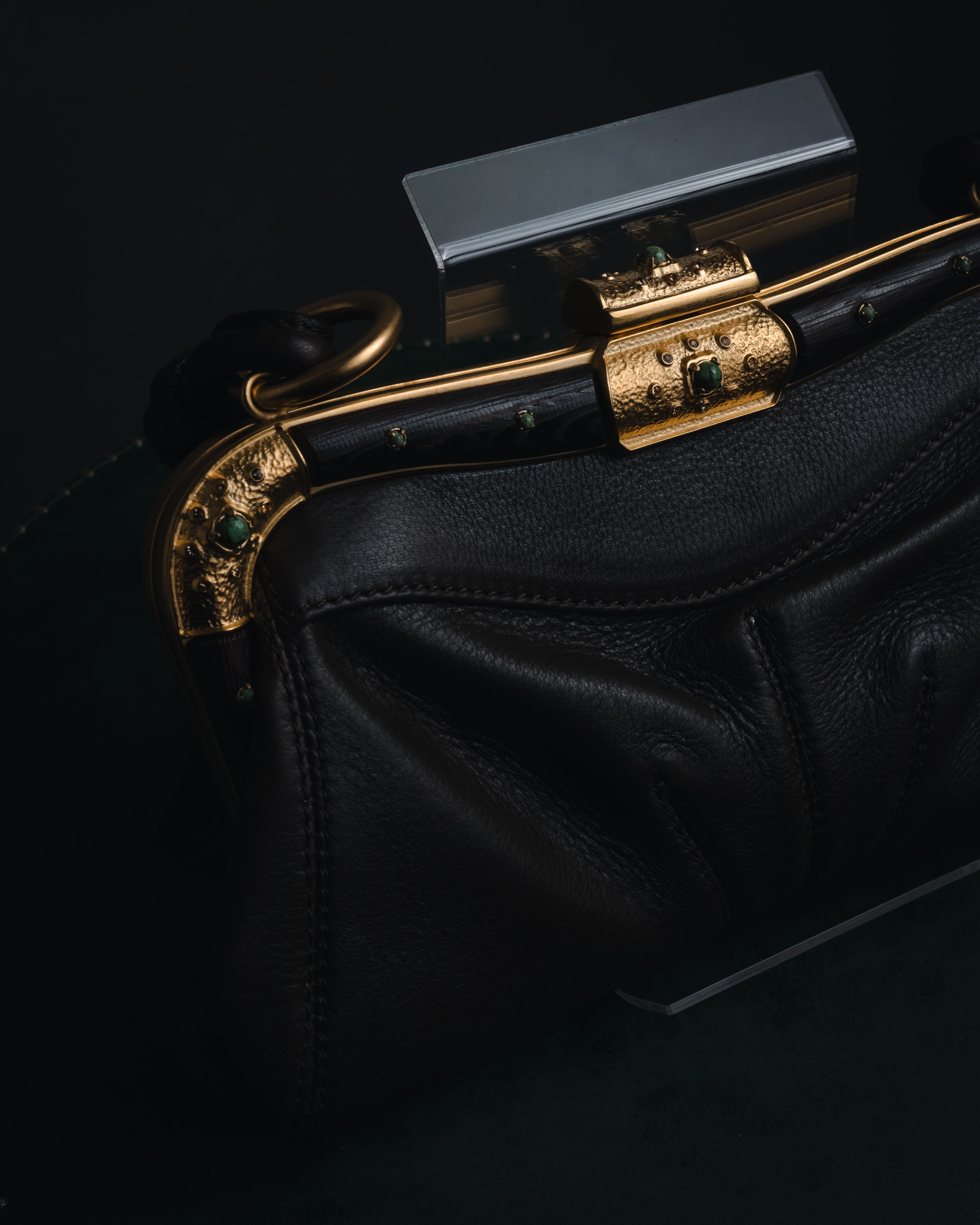 –SPECIAL– "VALENTINO GARAVANI"
00’s Jeweled frame leather bag