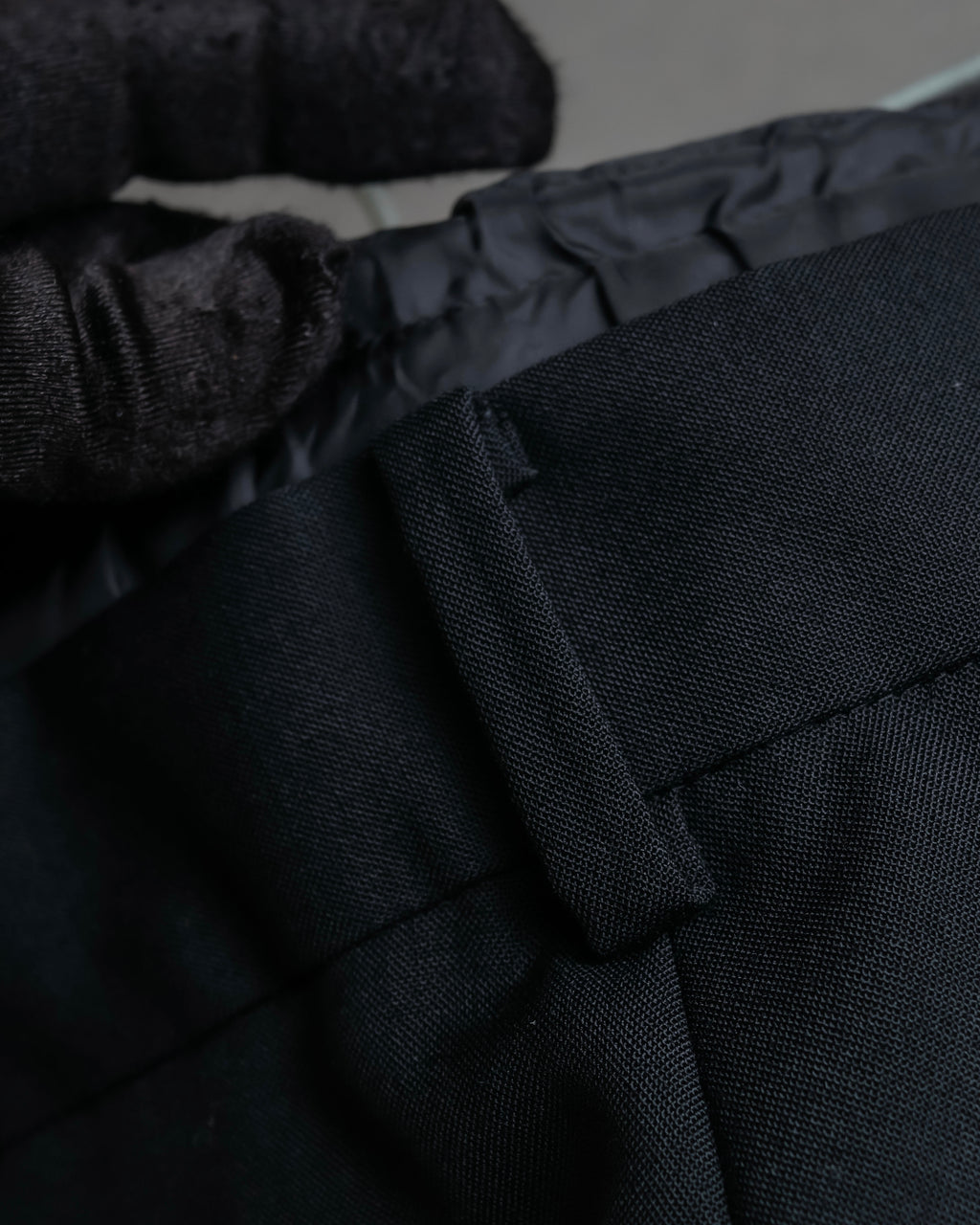 "sacai" Satin line design tapered slacks