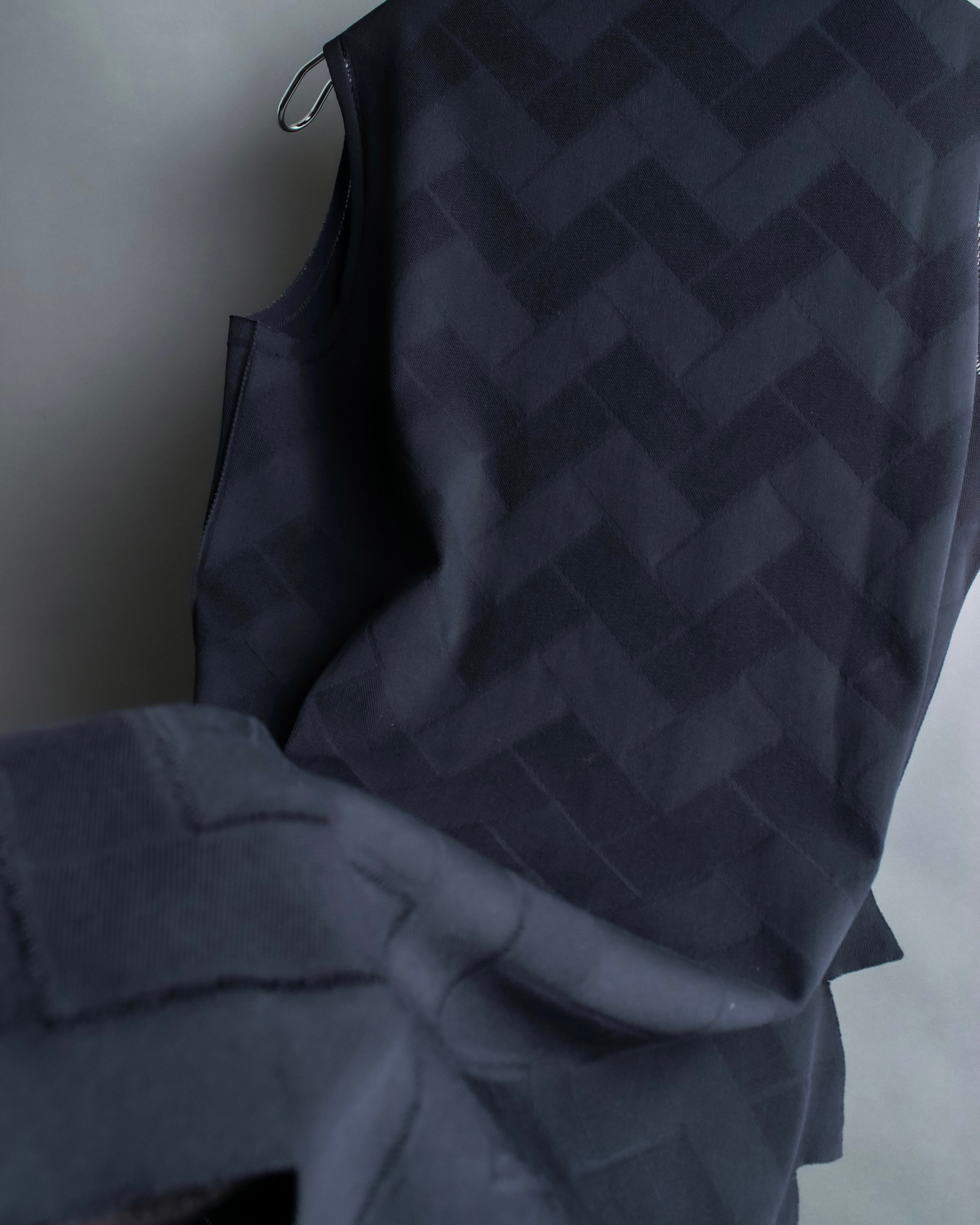 "PLEATS PLEASE ISSEY MIYAKE" 

Meander sleeveless tops