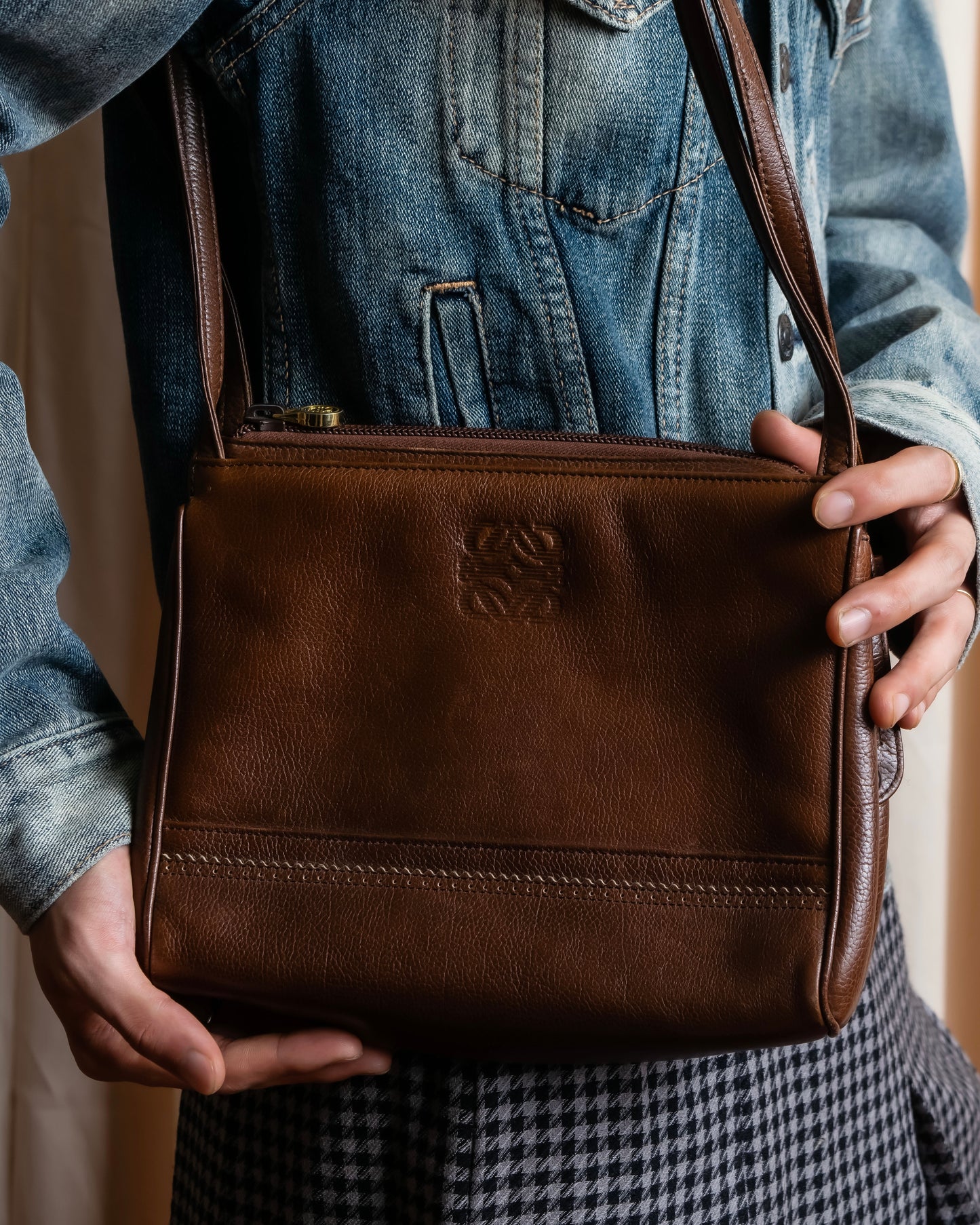 "LOEWE" Horizontal design logo engraved leather shoulder bag