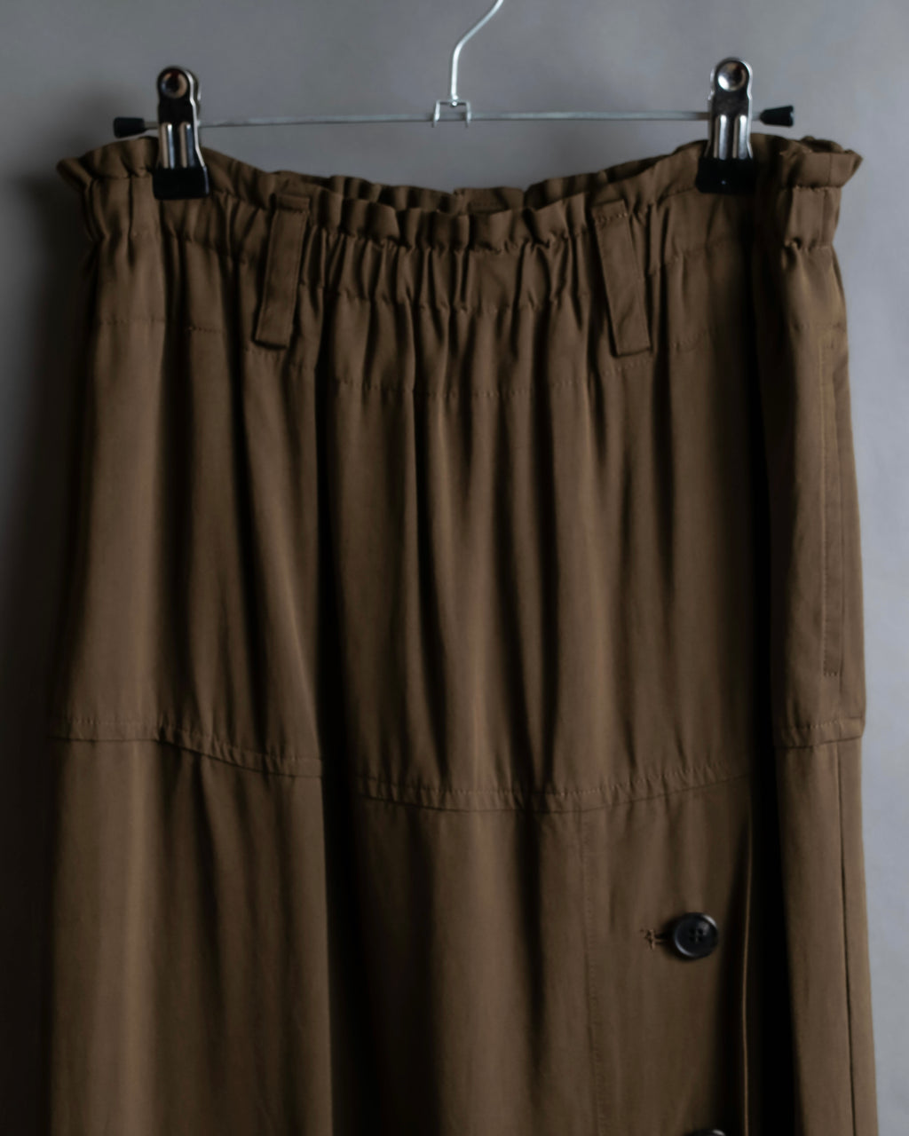 "ISSEY MIYAKE" Gathered waist detail button slide flared skirt