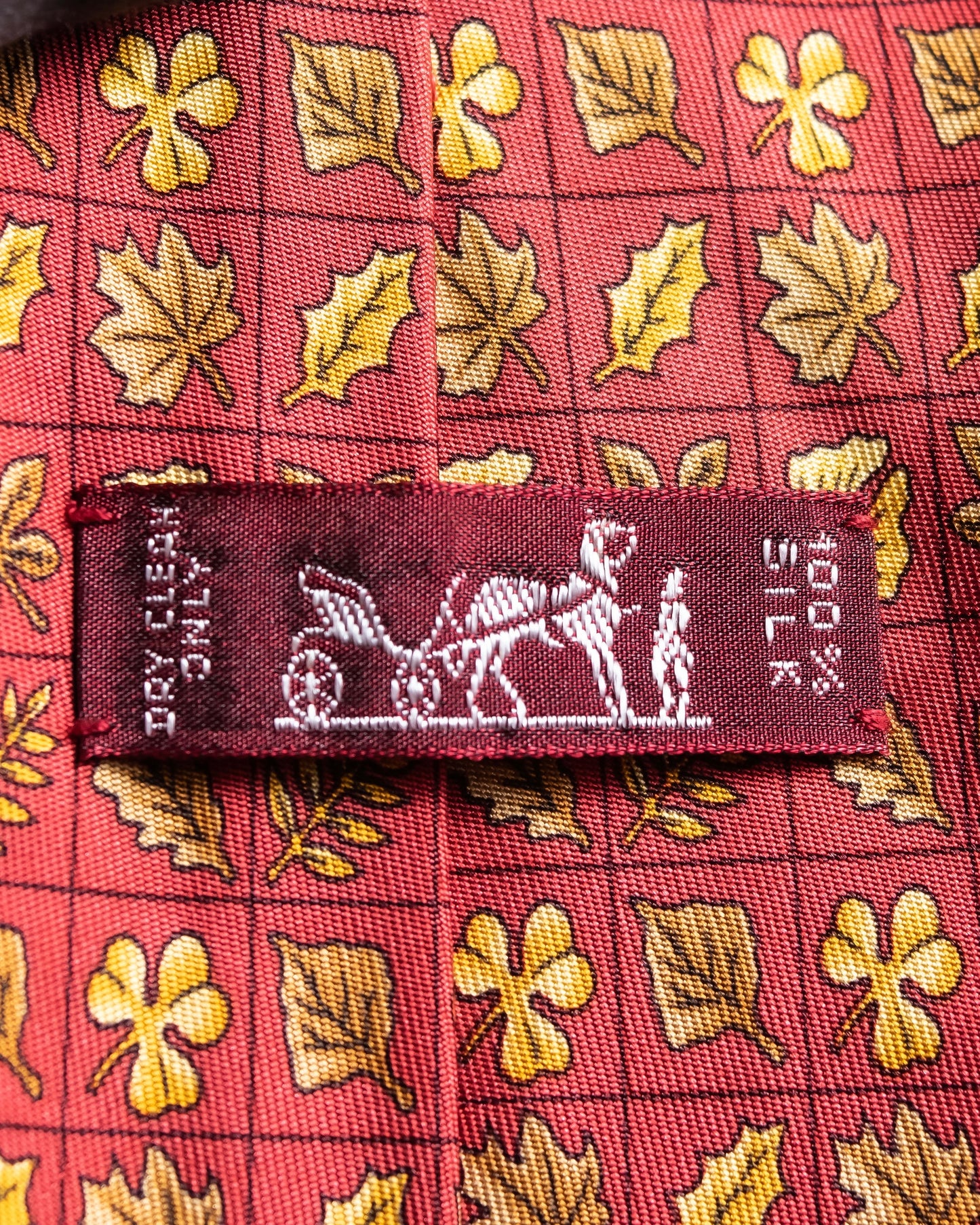 "HERMES" 100% silk fallen leaves pattern neck tie