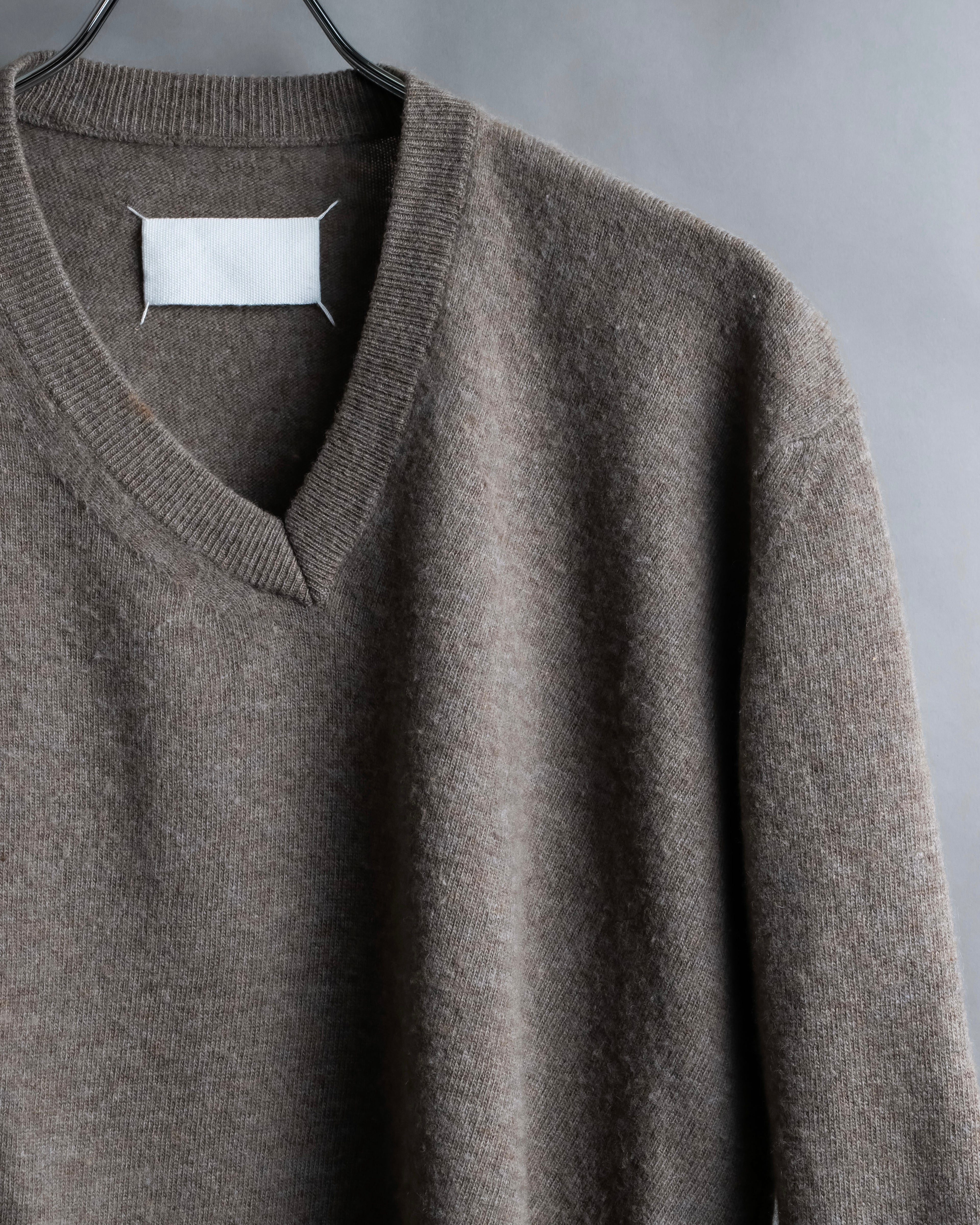 "MAISON MARGIELA 2005's AW " Twisted detail V-neck knit