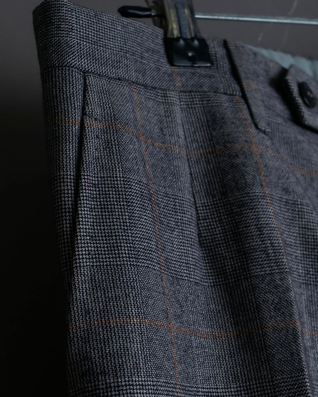 Pantalones vintage con detalle de botones, ventana de estampado a cuadros