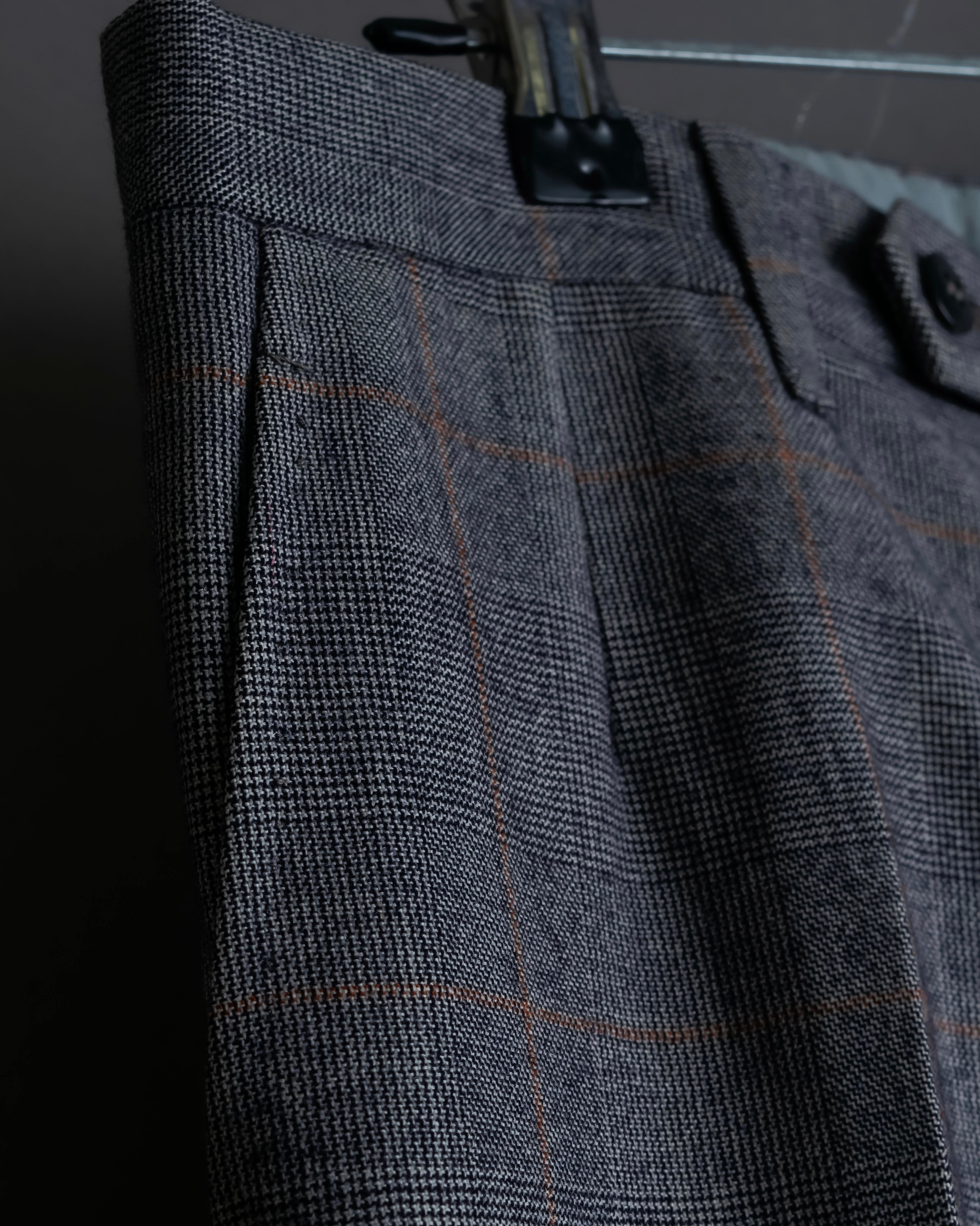 Pantalones vintage con detalle de botones, ventana de estampado a cuadros