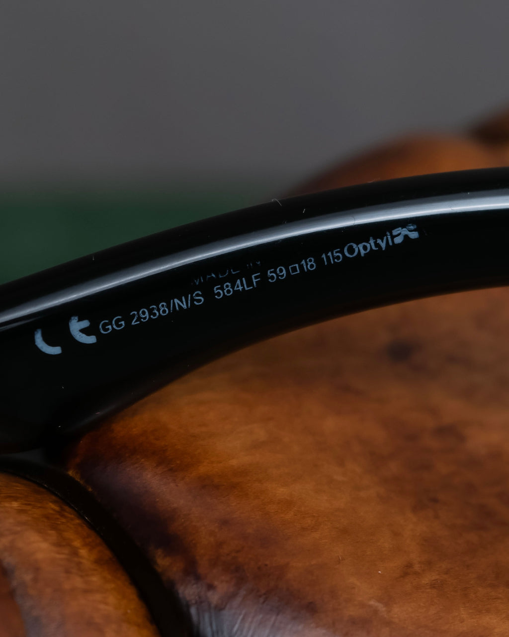 "GUCCI" Butterfly frame GG logo engraved sunglasses