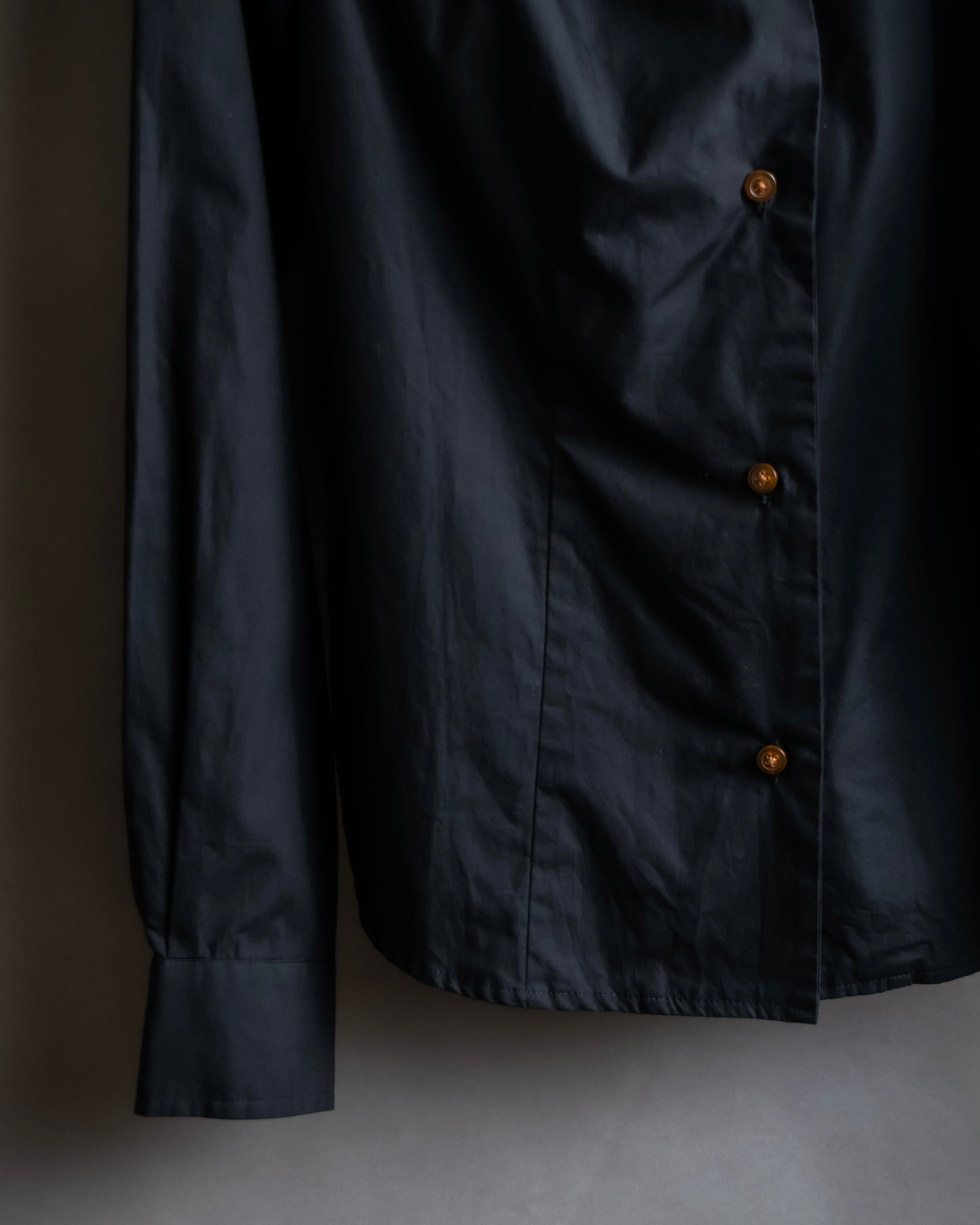 "Vivienne Westwood RED LABEL"
 Draped neck design black cotton shirt