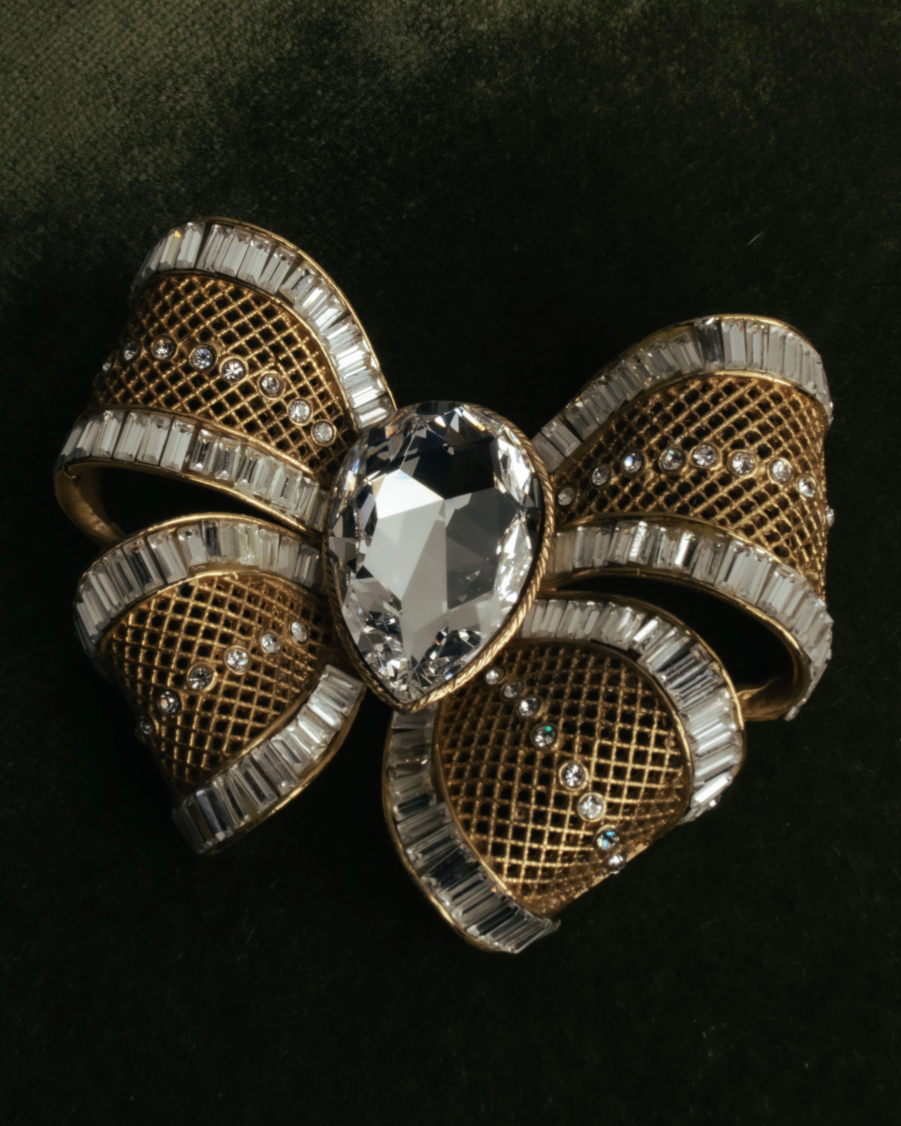 “HANAE MORI” 80’s-90’s Sculptural crystal bow brooch