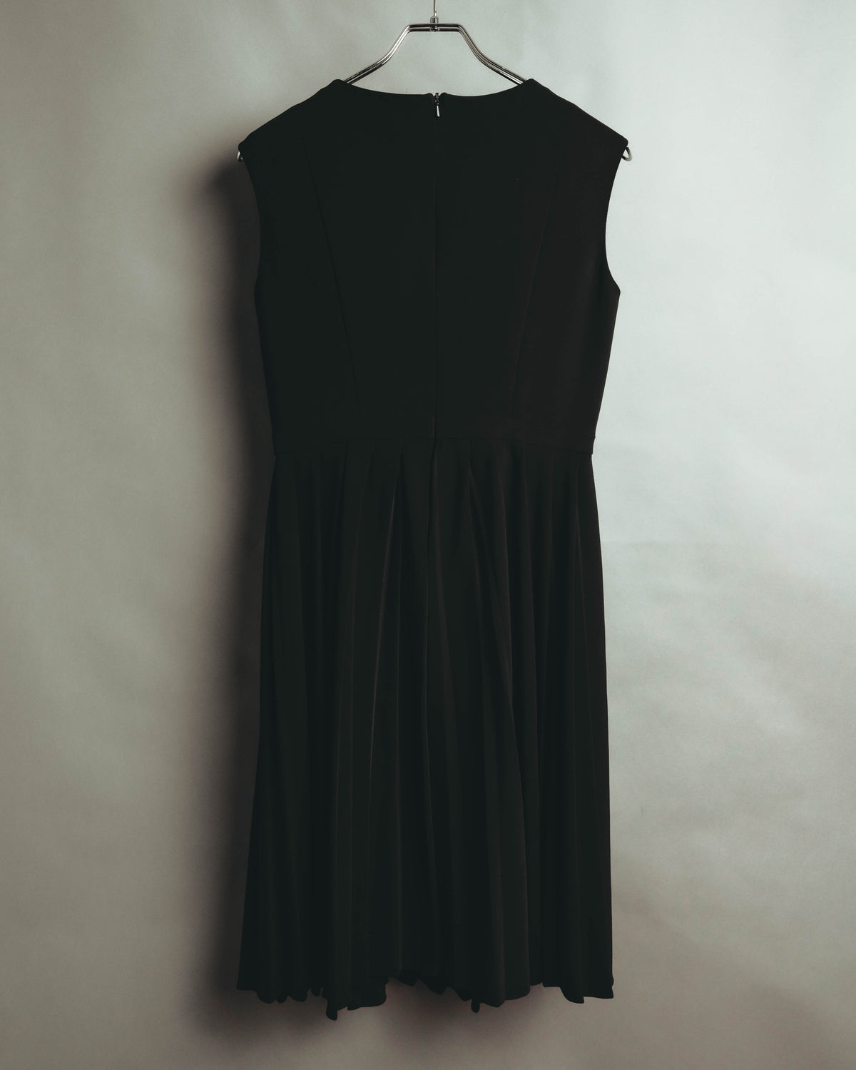 "Max Mara Studio" 00's-10's Elegant sleeveless pleated midi dress