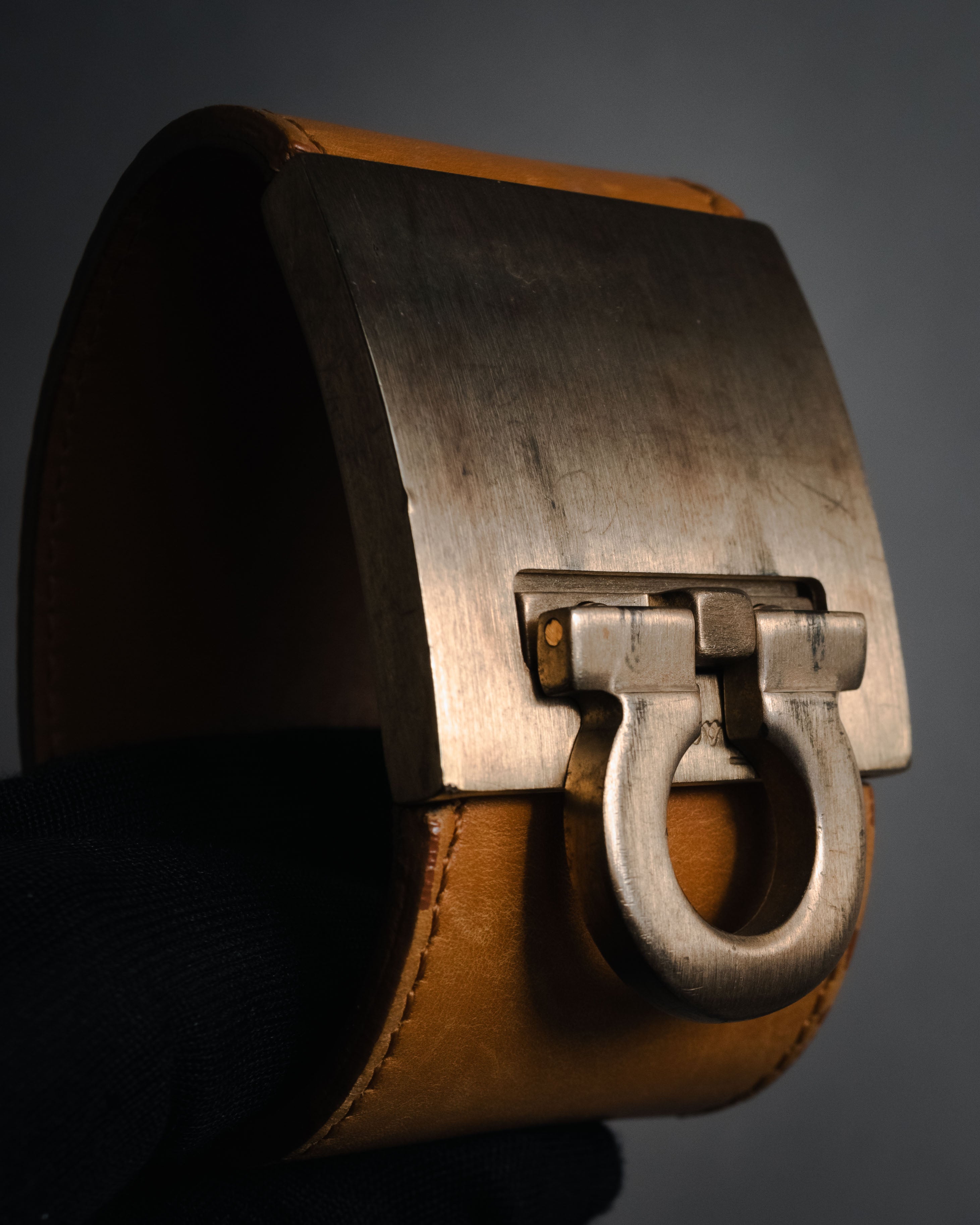 "Salvatore Ferragamo" 95’s-05’s Gancini clasp vacchetta leather bracelet