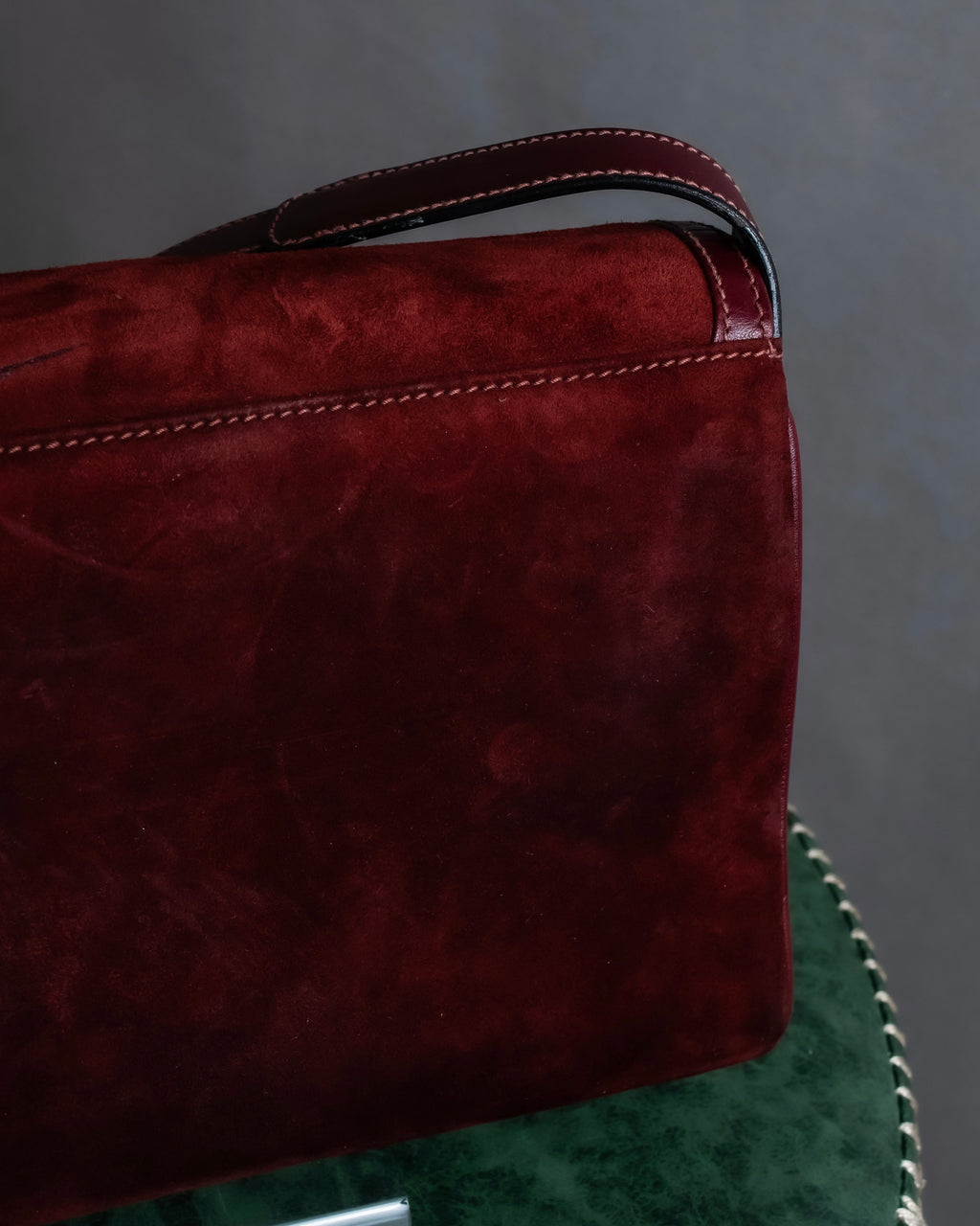 "GUCCI" Aristocratic crest charm suede shoulder bag