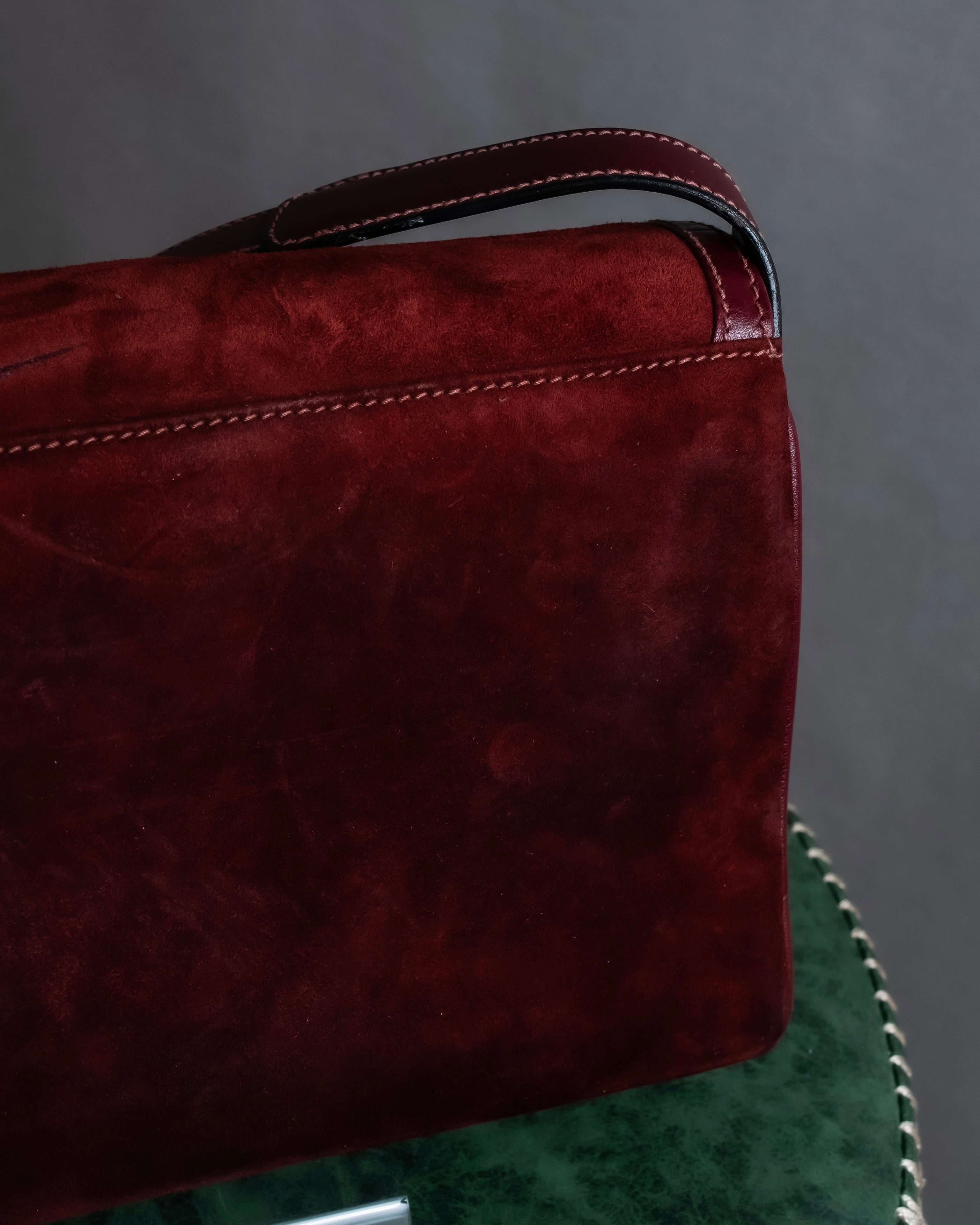 "GUCCI" Aristocratic crest charm suede shoulder bag